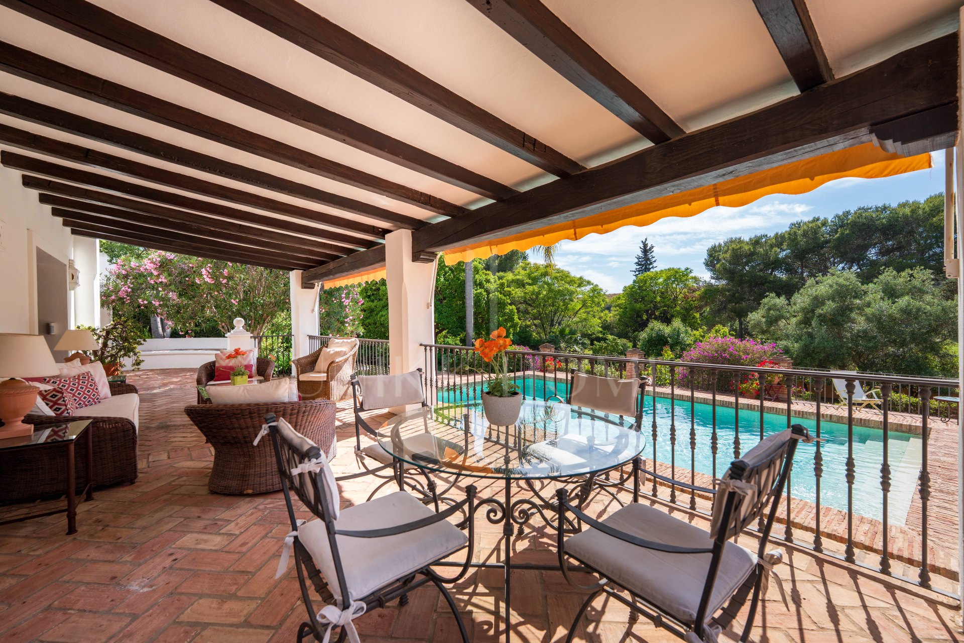 Elegante casa andaluza con vistas al golf en El Paraíso