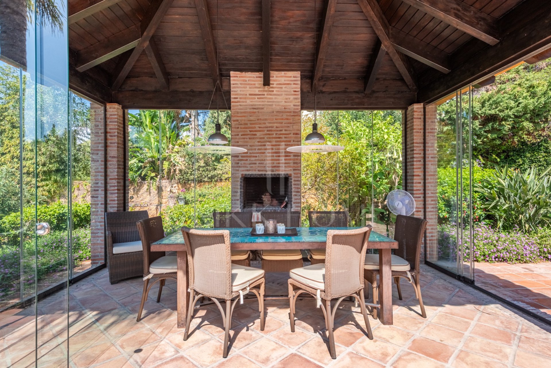 Elegante casa andaluza con vistas al golf en El Paraíso