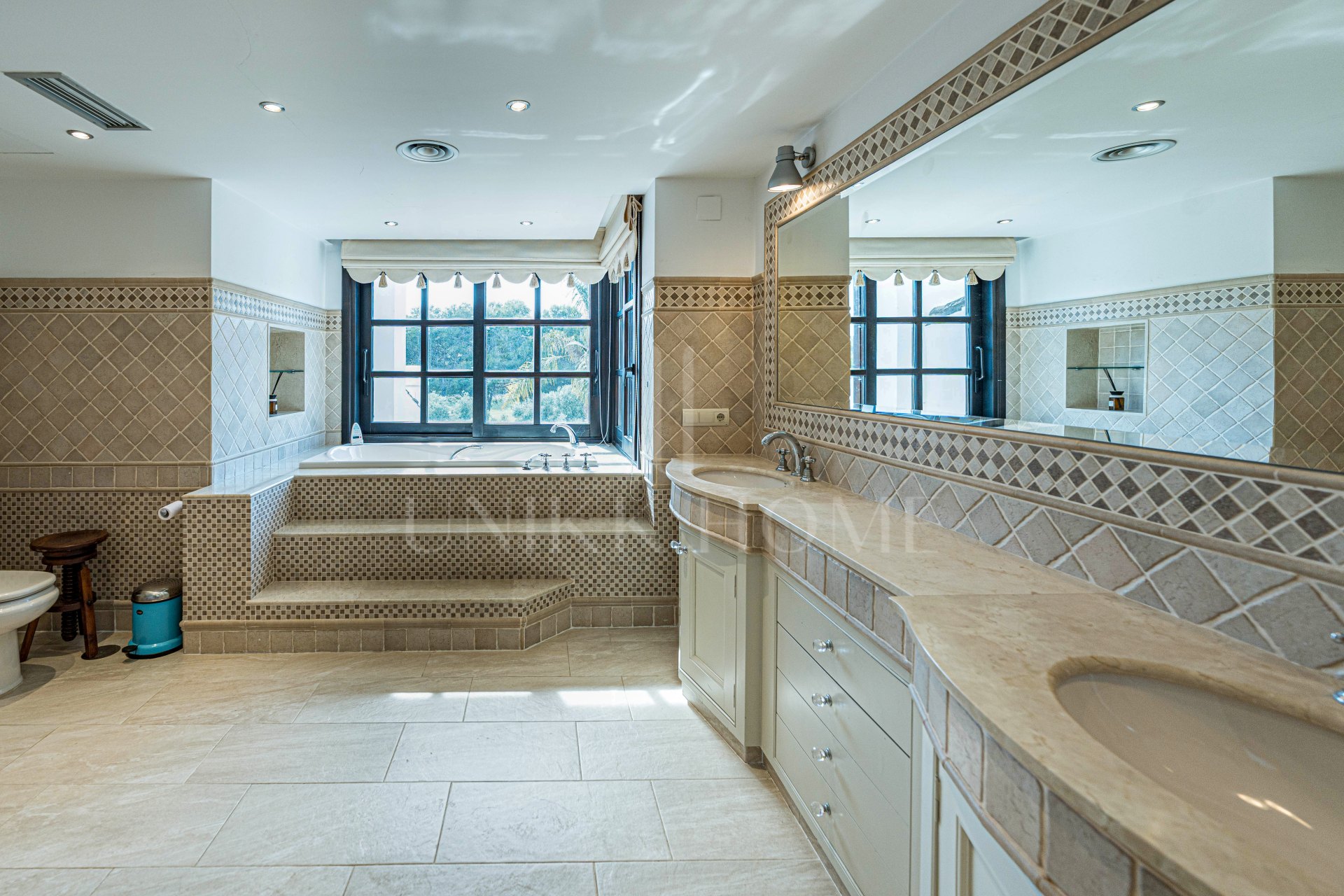 Elegante casa andaluza con vistas al golf en El Paraíso