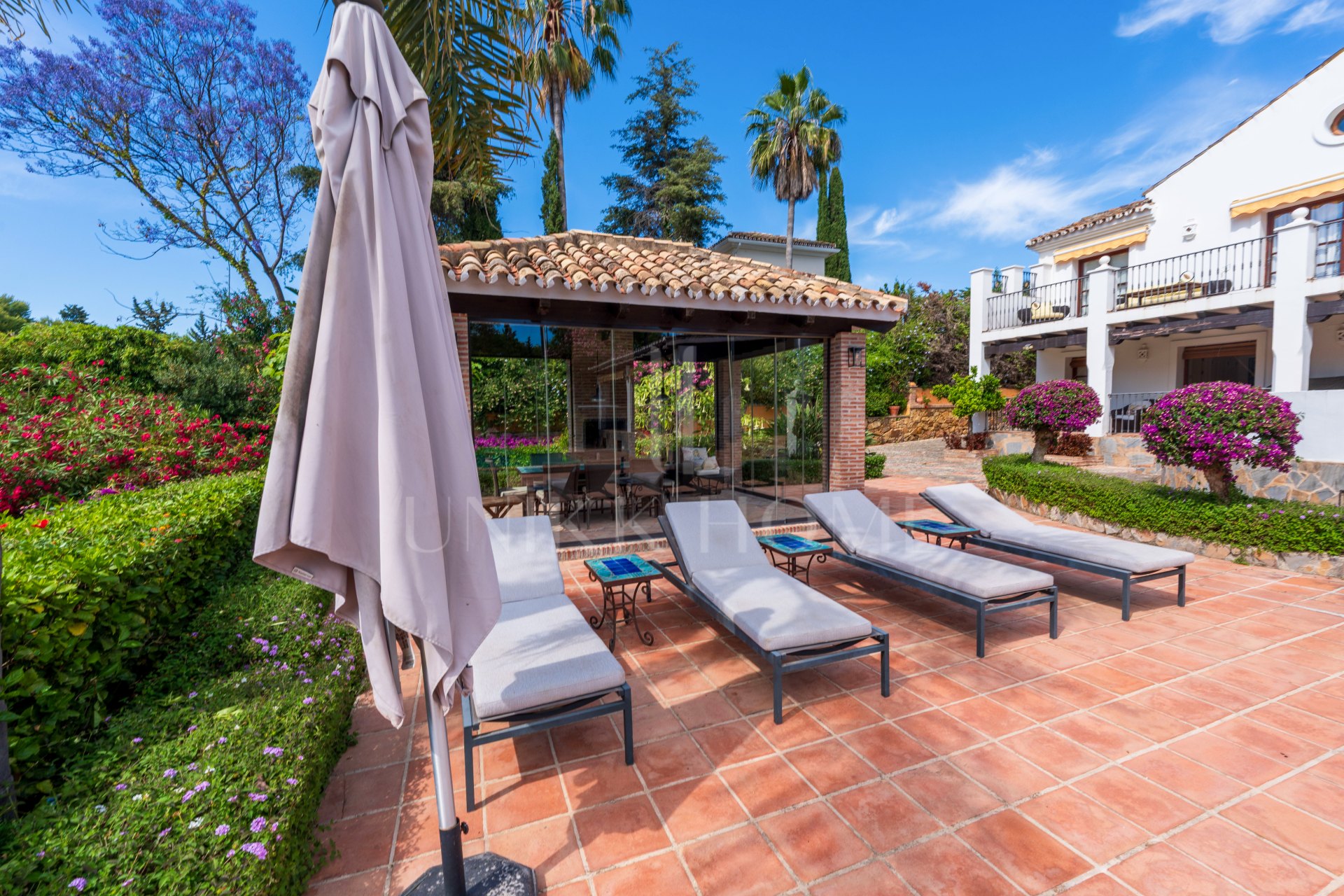 Elegante casa andaluza con vistas al golf en El Paraíso