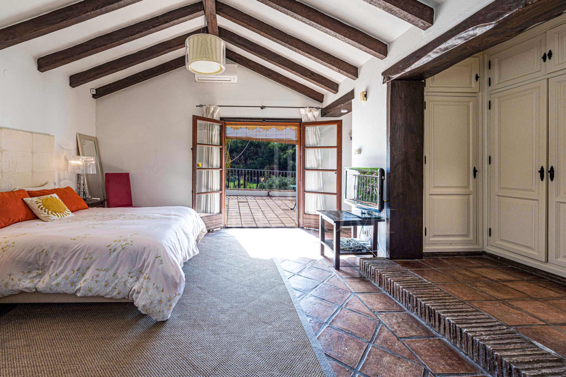 Elegante casa andaluza con vistas al golf en El Paraíso