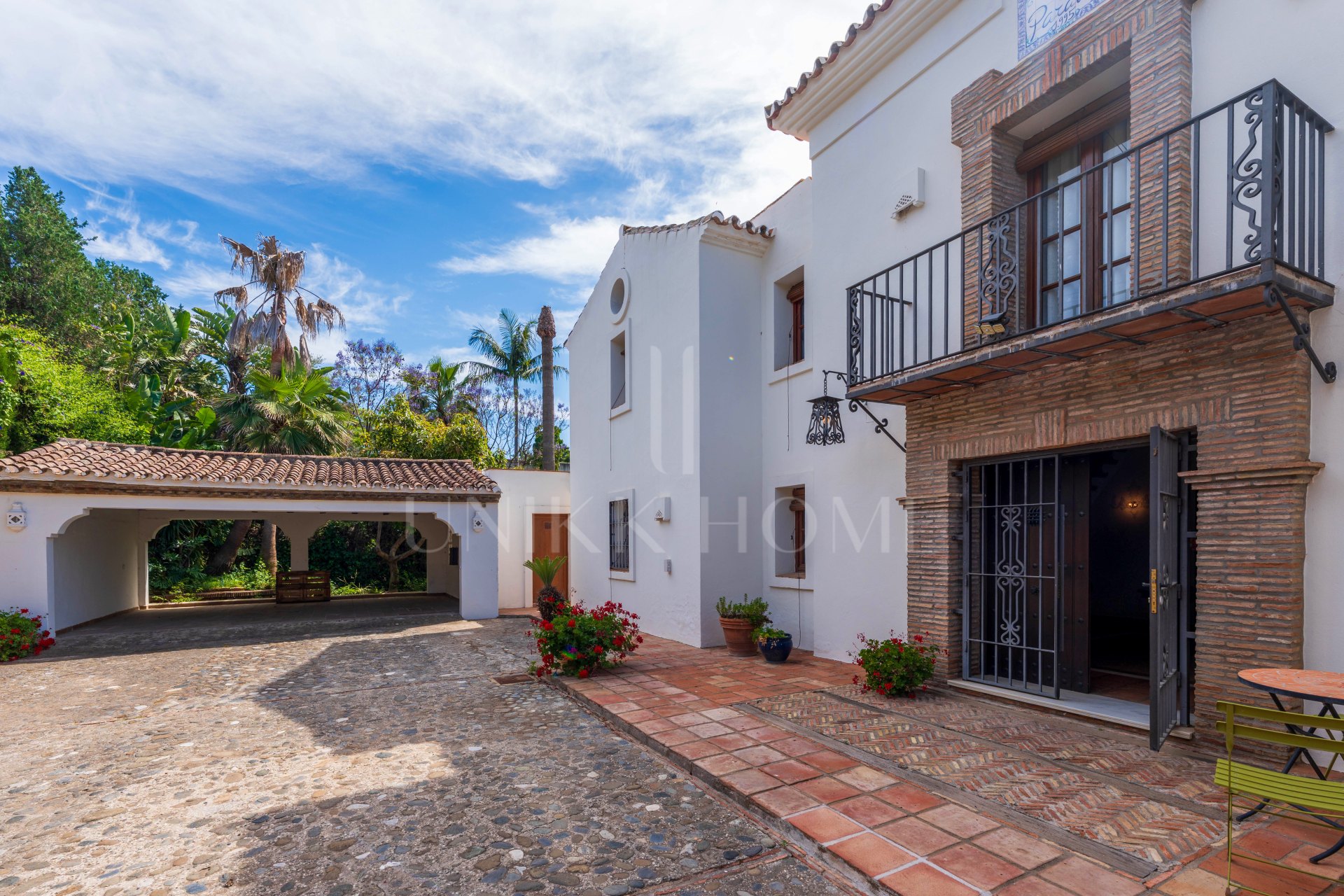 Elegante casa andaluza con vistas al golf en El Paraíso