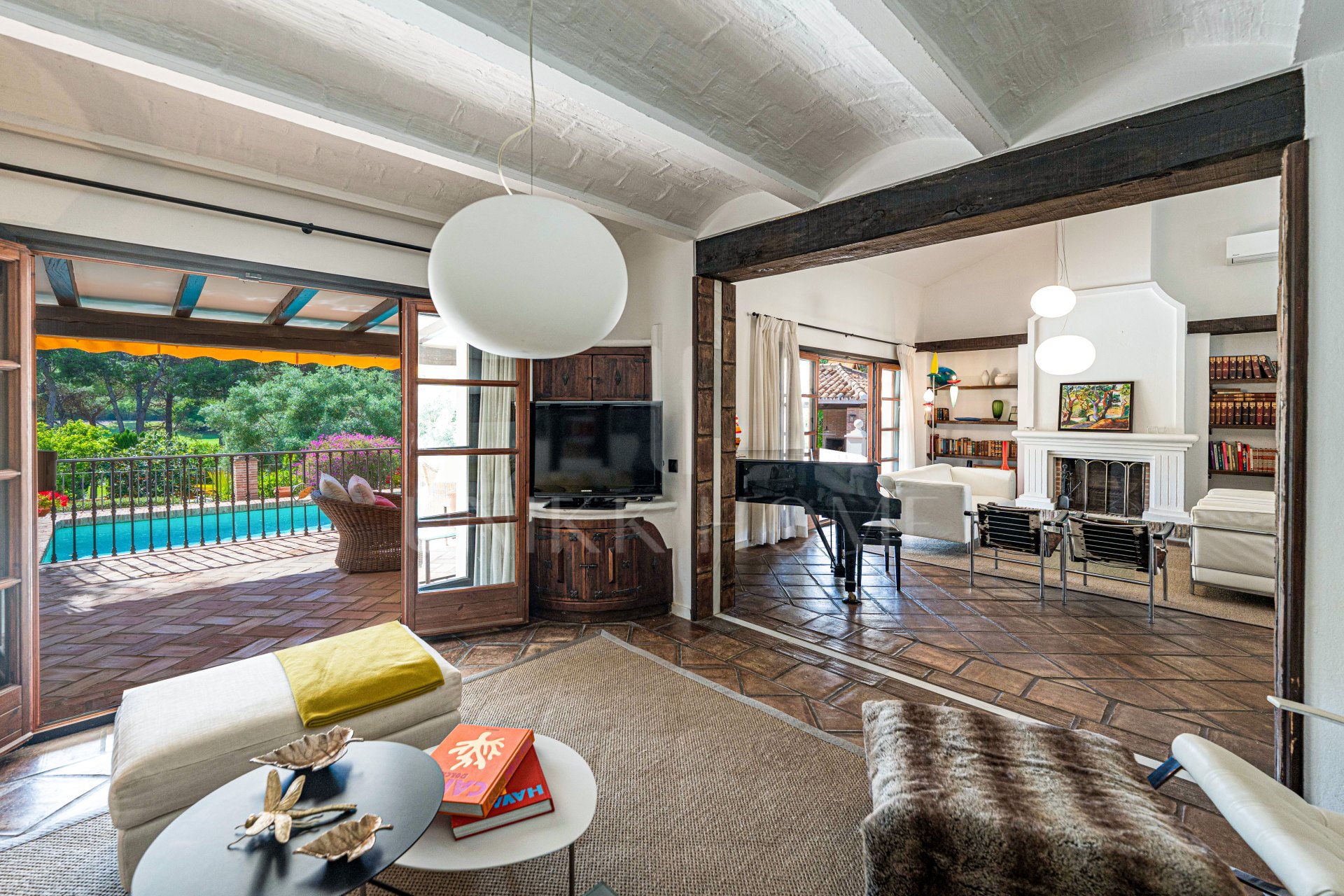 Elegante casa andaluza con vistas al golf en El Paraíso