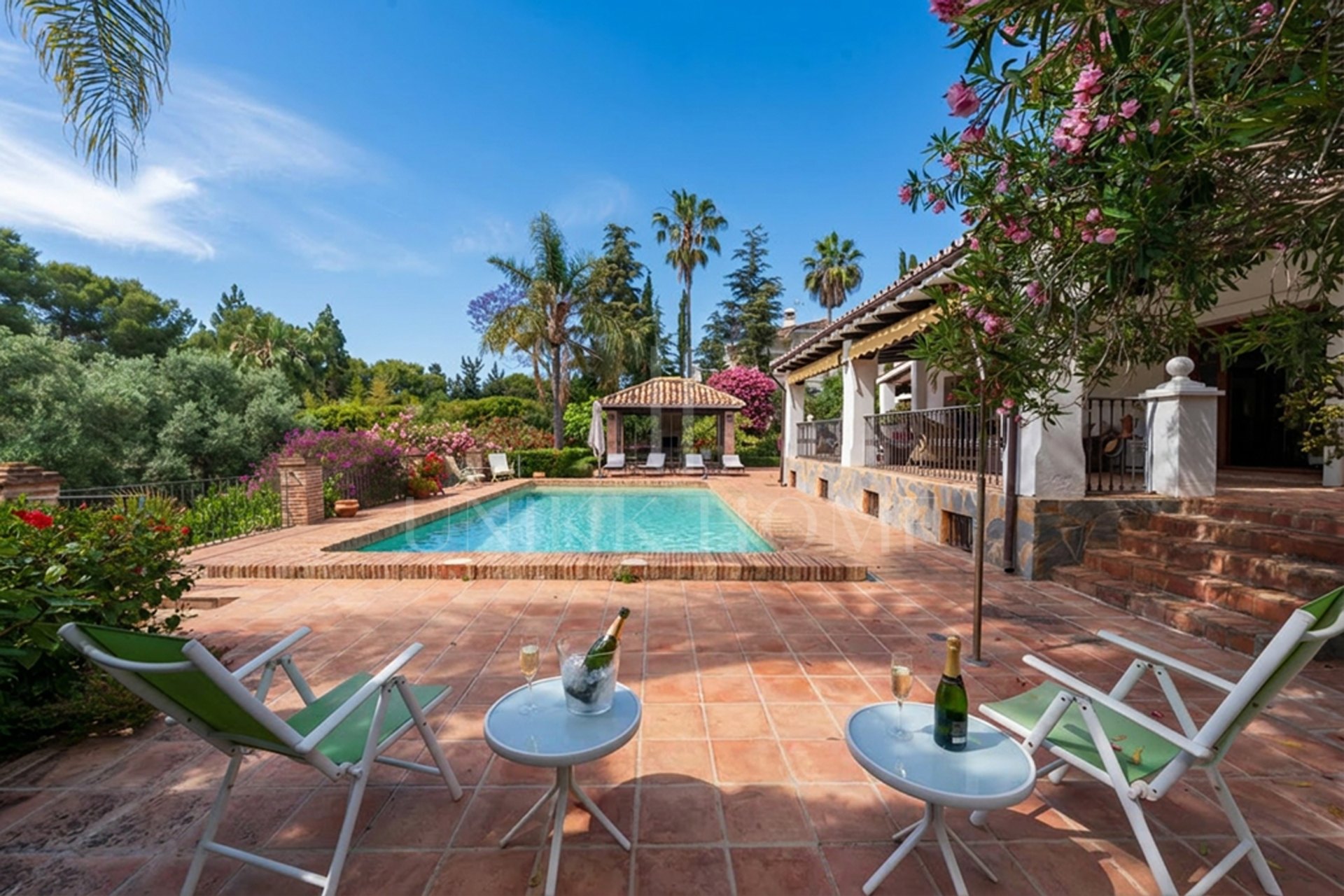 Elegante casa andaluza con vistas al golf en El Paraíso