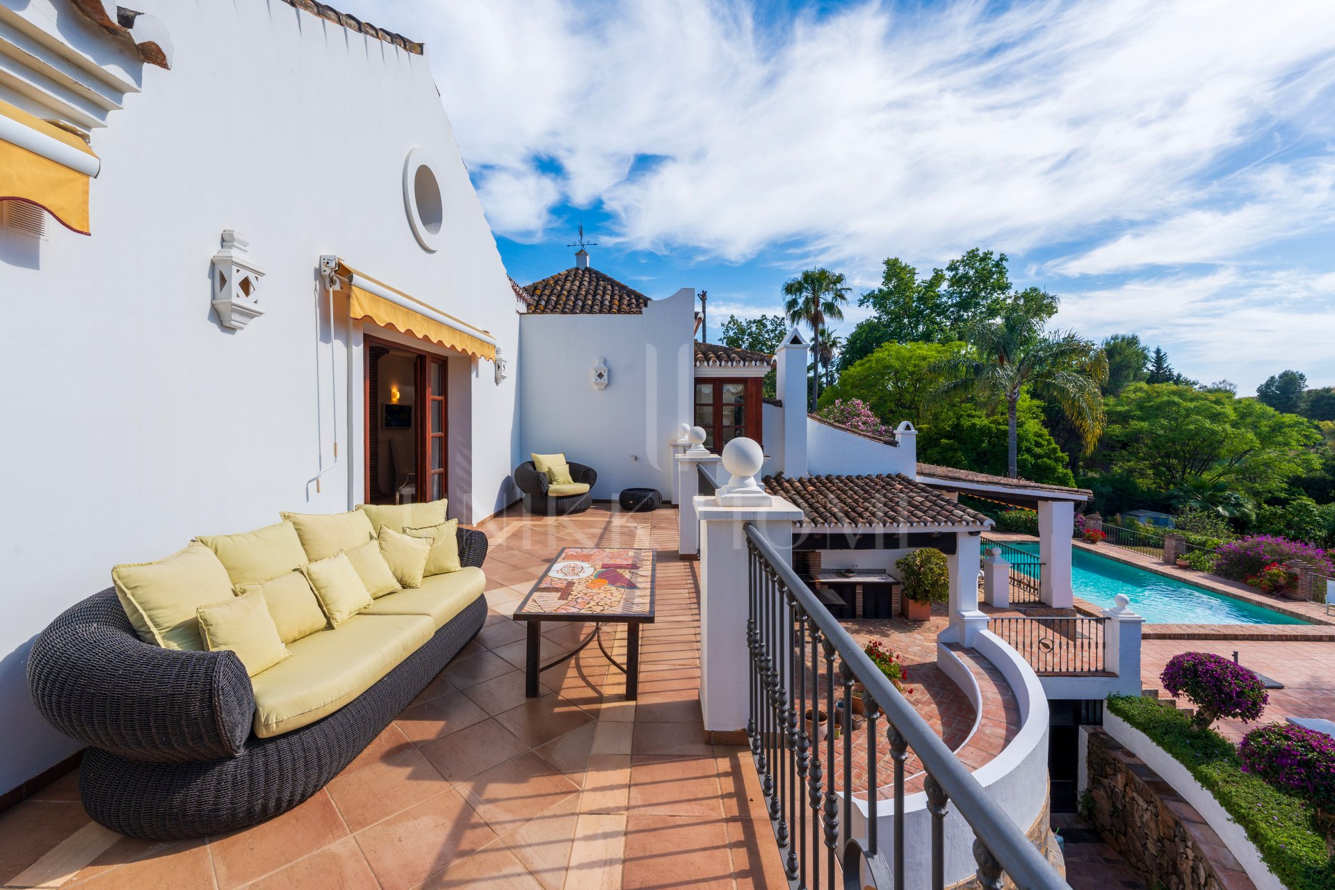 Elegante casa andaluza con vistas al golf en El Paraíso