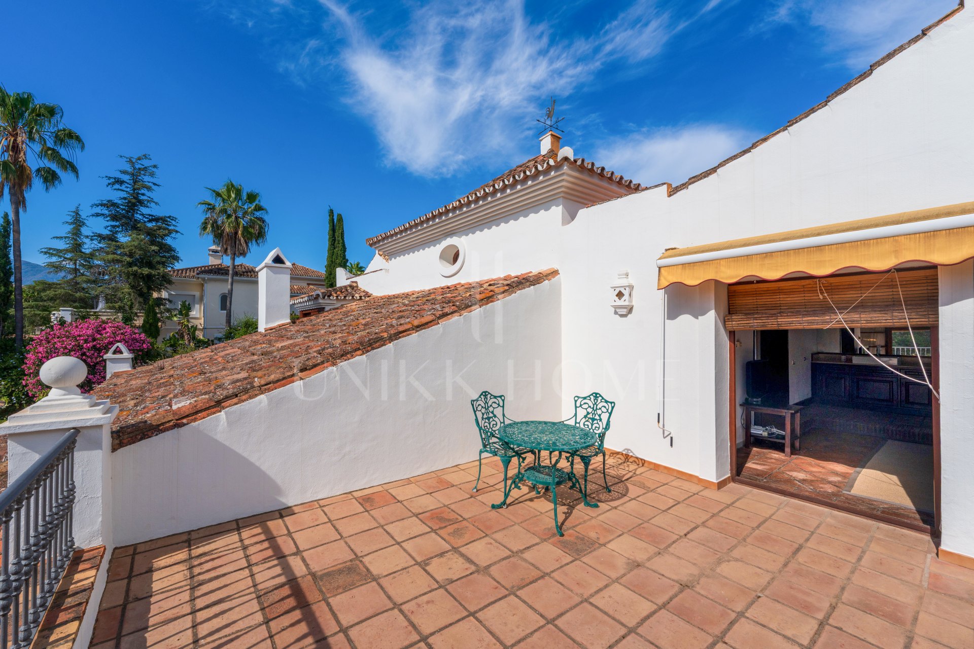 Elegante casa andaluza con vistas al golf en El Paraíso