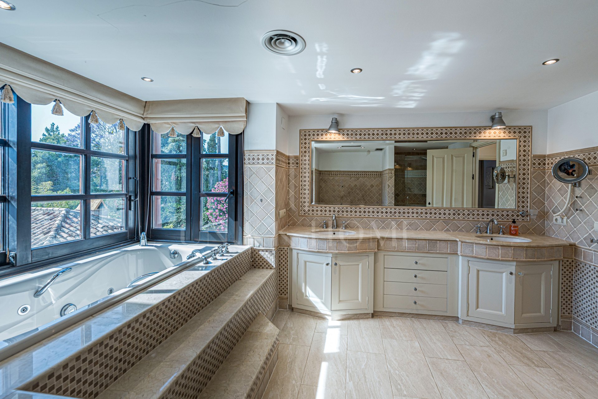 Elegante casa andaluza con vistas al golf en El Paraíso