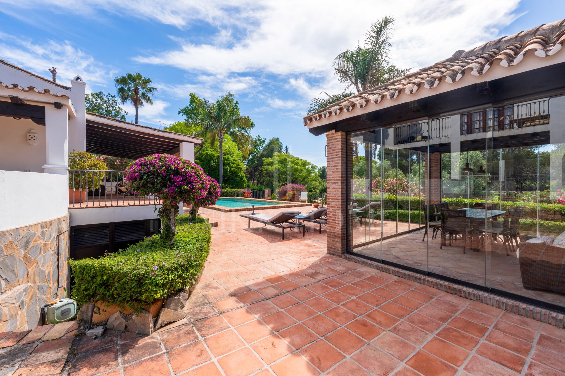 Elegante casa andaluza con vistas al golf en El Paraíso