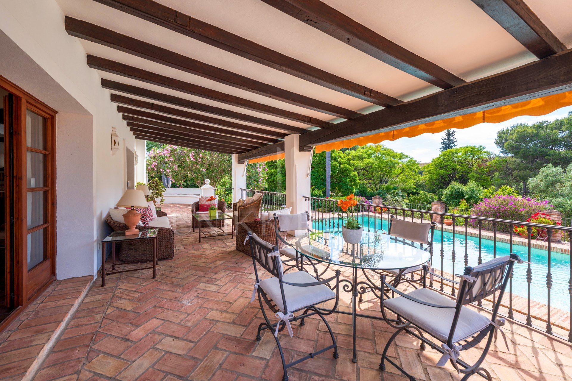 Elegante casa andaluza con vistas al golf en El Paraíso