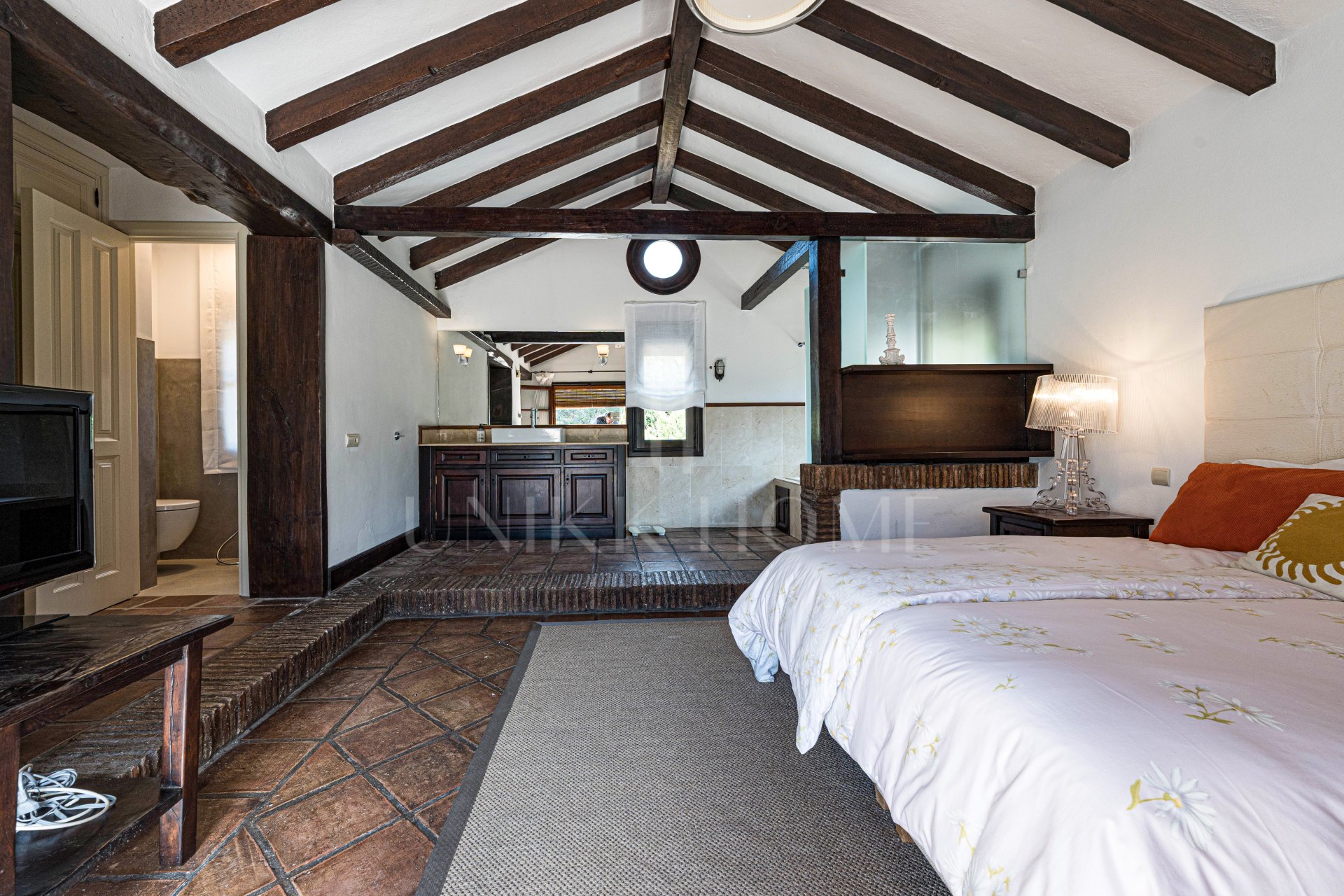 Elegante casa andaluza con vistas al golf en El Paraíso