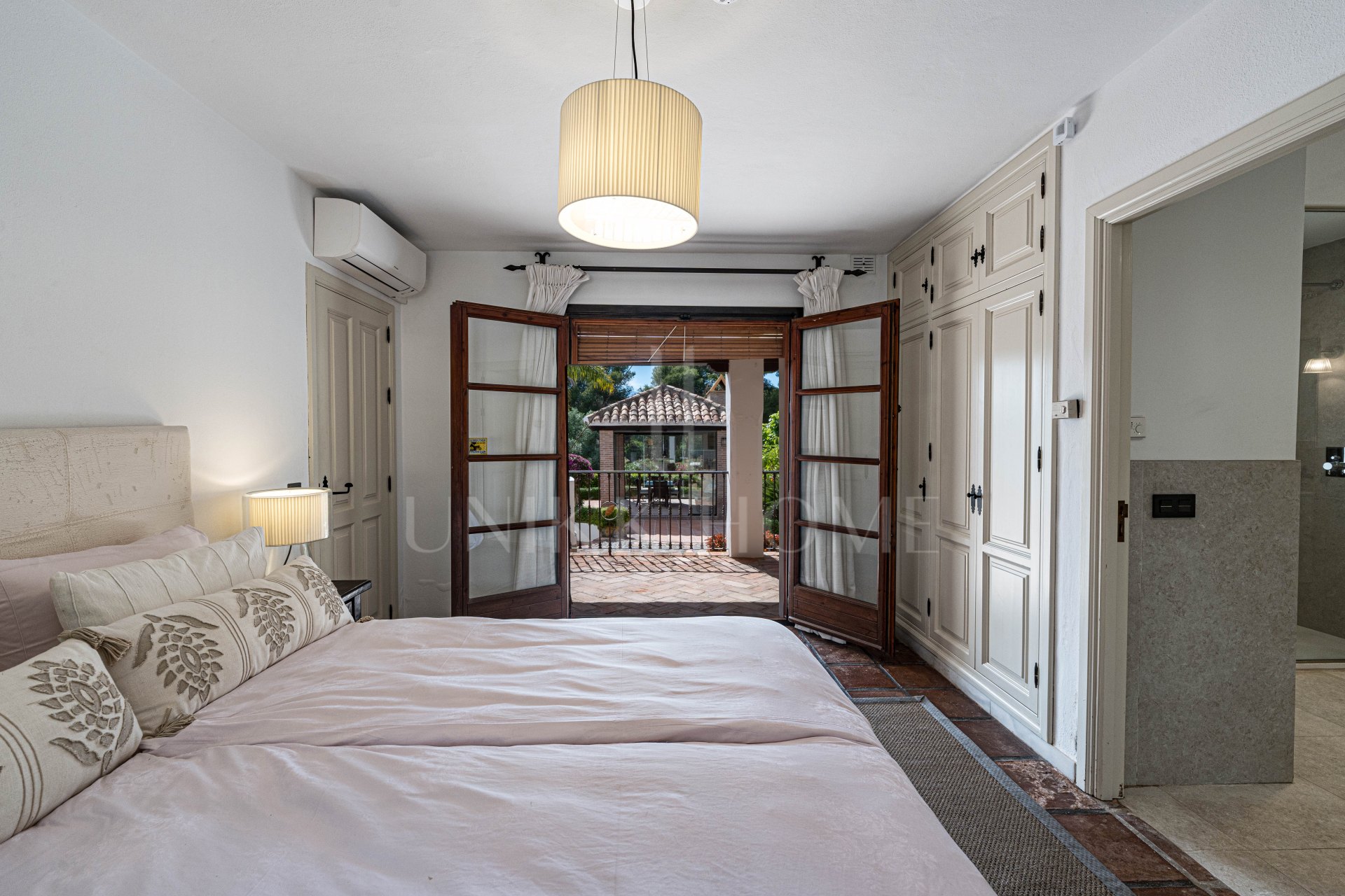 Elegante casa andaluza con vistas al golf en El Paraíso
