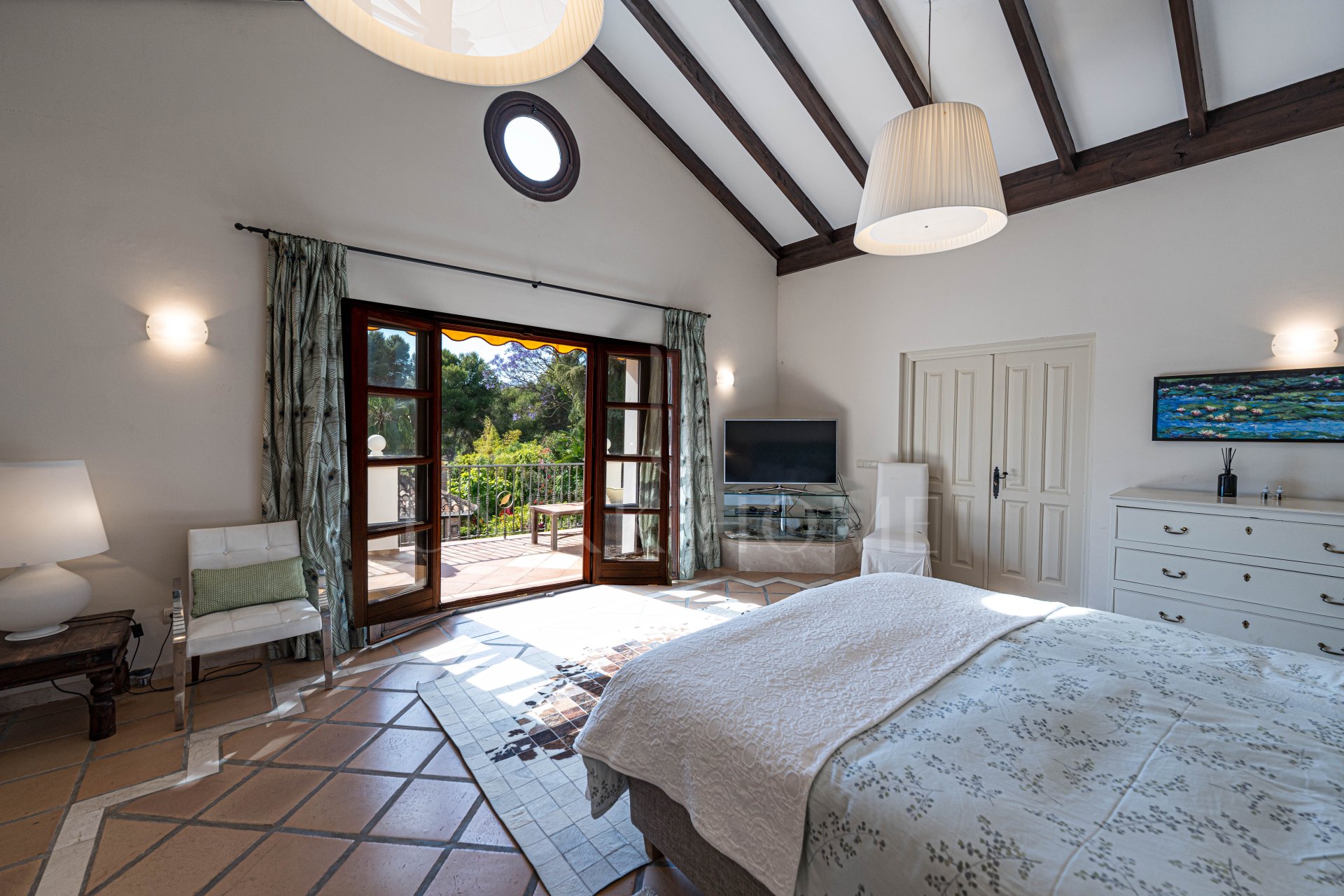 Elegante casa andaluza con vistas al golf en El Paraíso