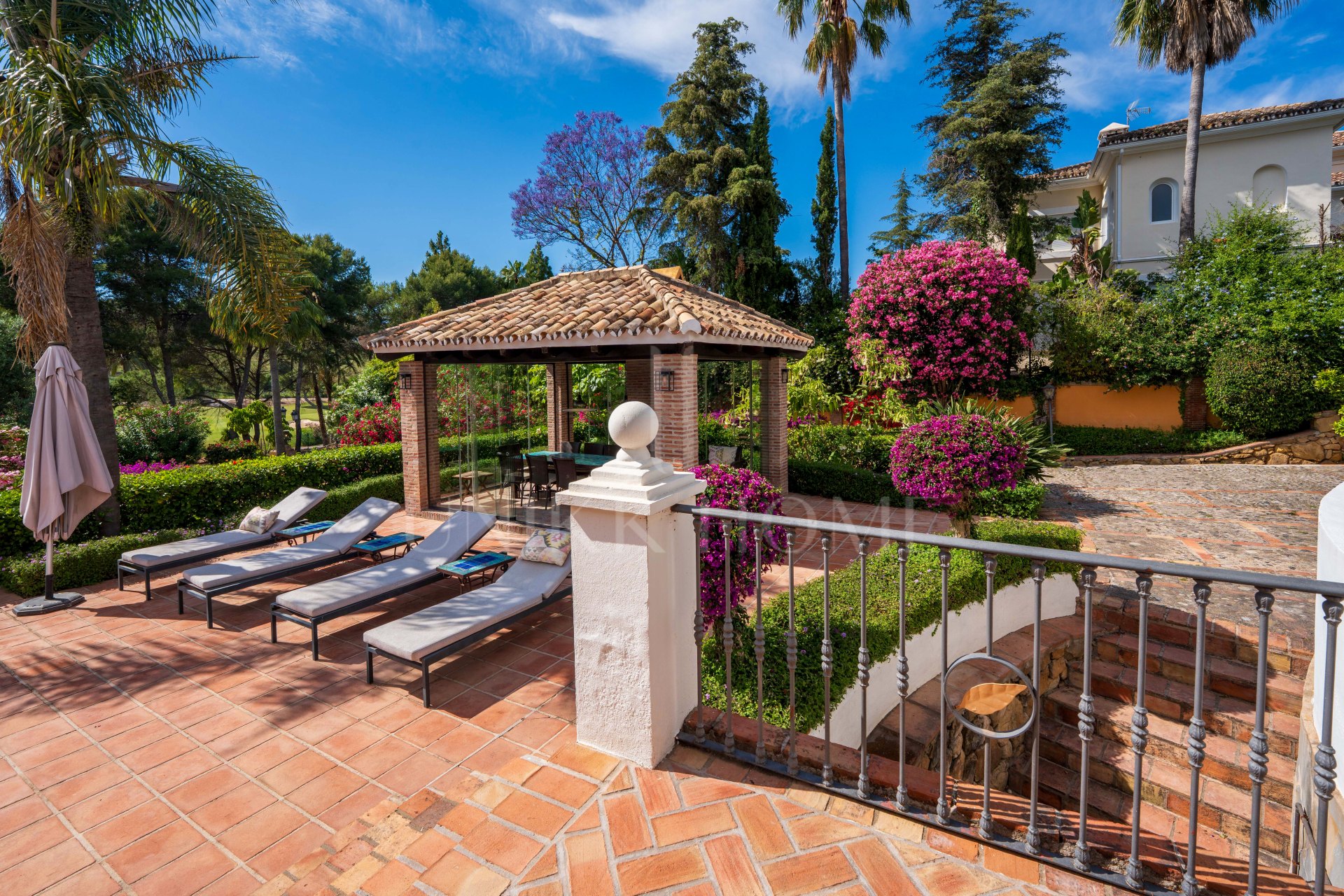 Elegante casa andaluza con vistas al golf en El Paraíso