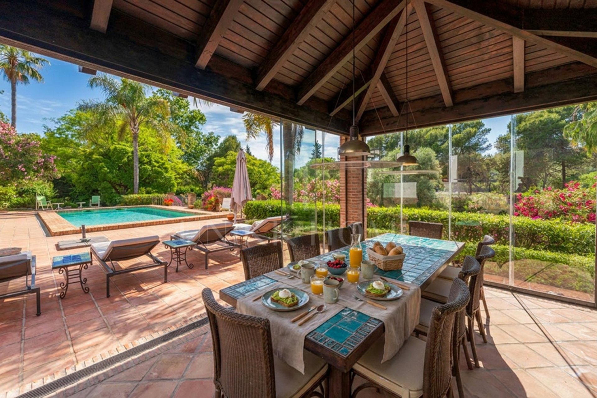 Elegante casa andaluza con vistas al golf en El Paraíso
