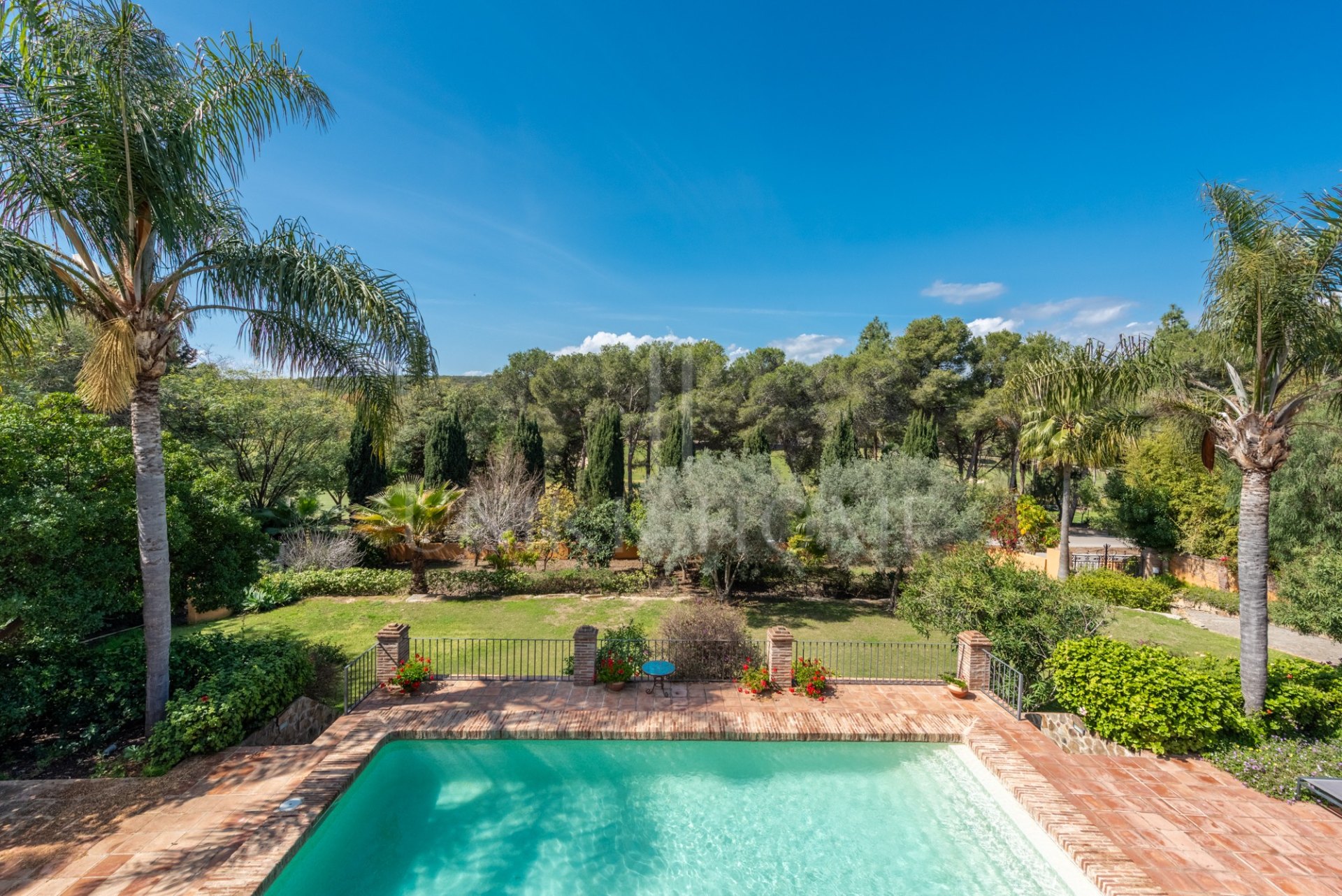 Elegante casa andaluza con vistas al golf en El Paraíso