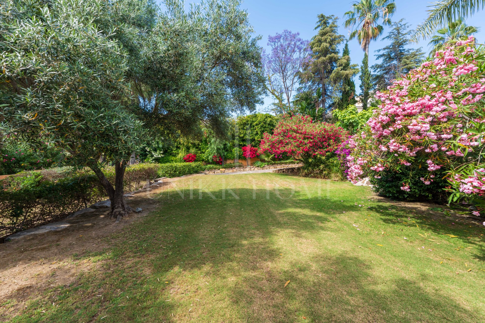 Elegante casa andaluza con vistas al golf en El Paraíso