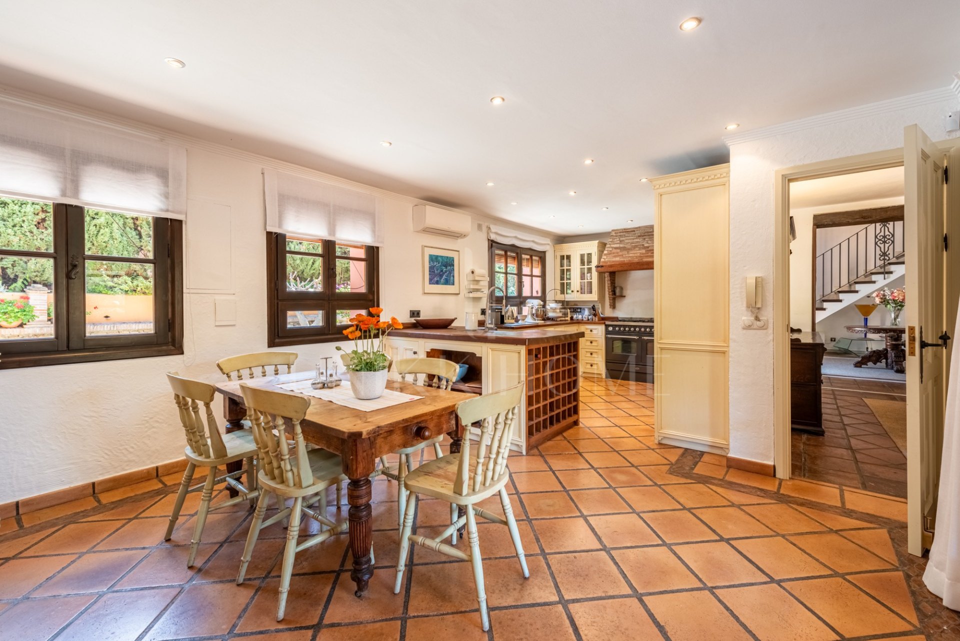 Elegante casa andaluza con vistas al golf en El Paraíso
