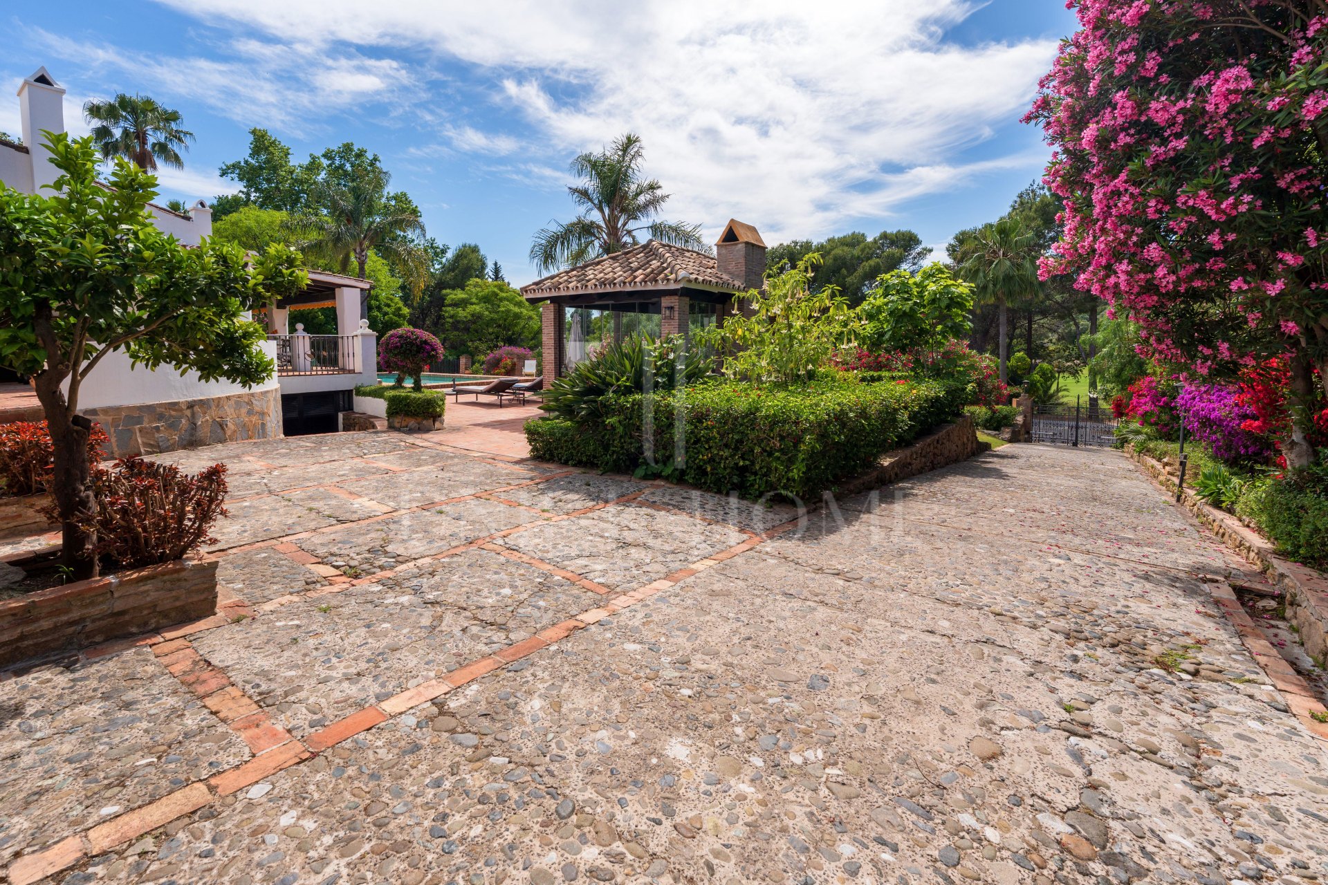 Elegante casa andaluza con vistas al golf en El Paraíso
