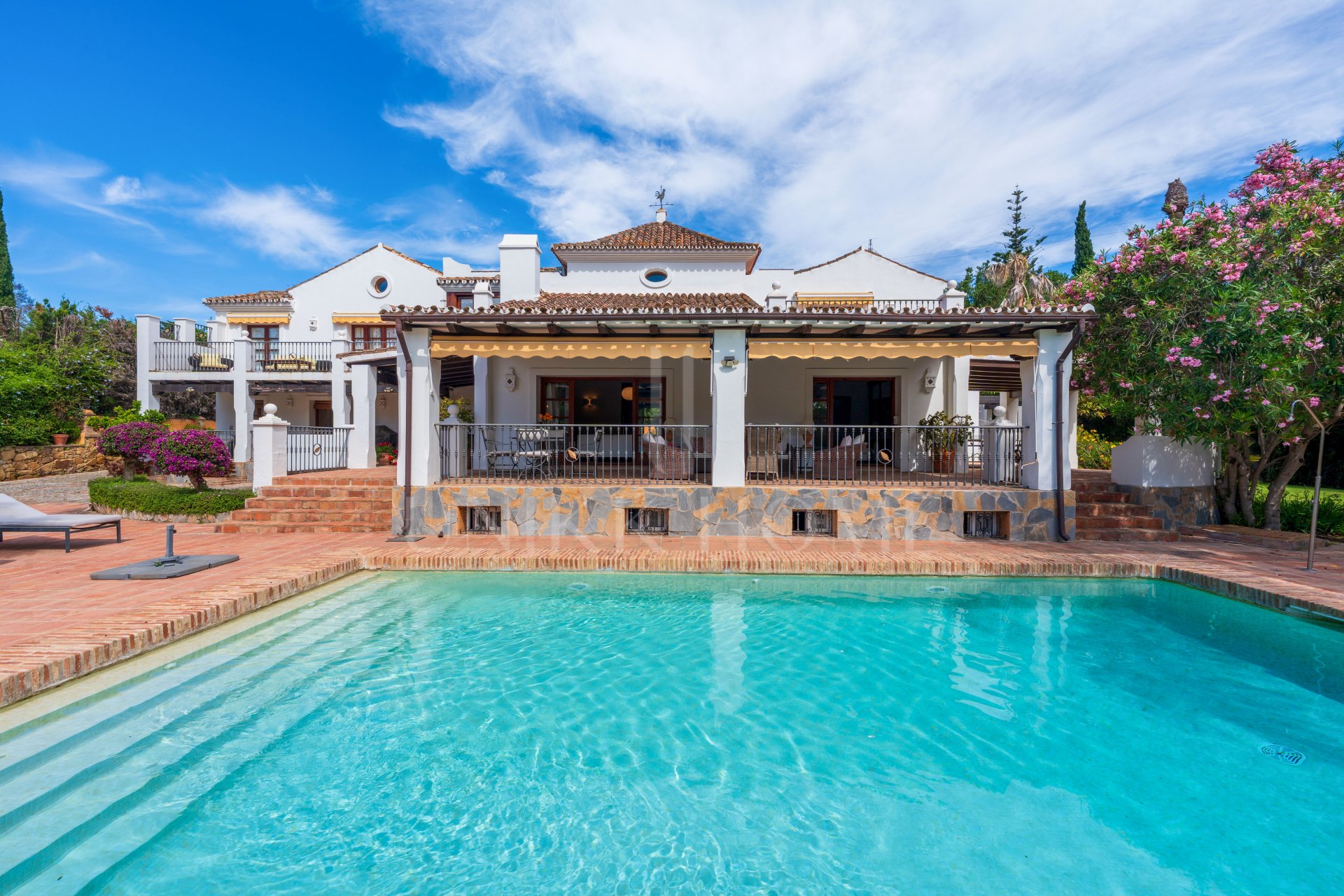 Elegante casa andaluza con vistas al golf en El Paraíso