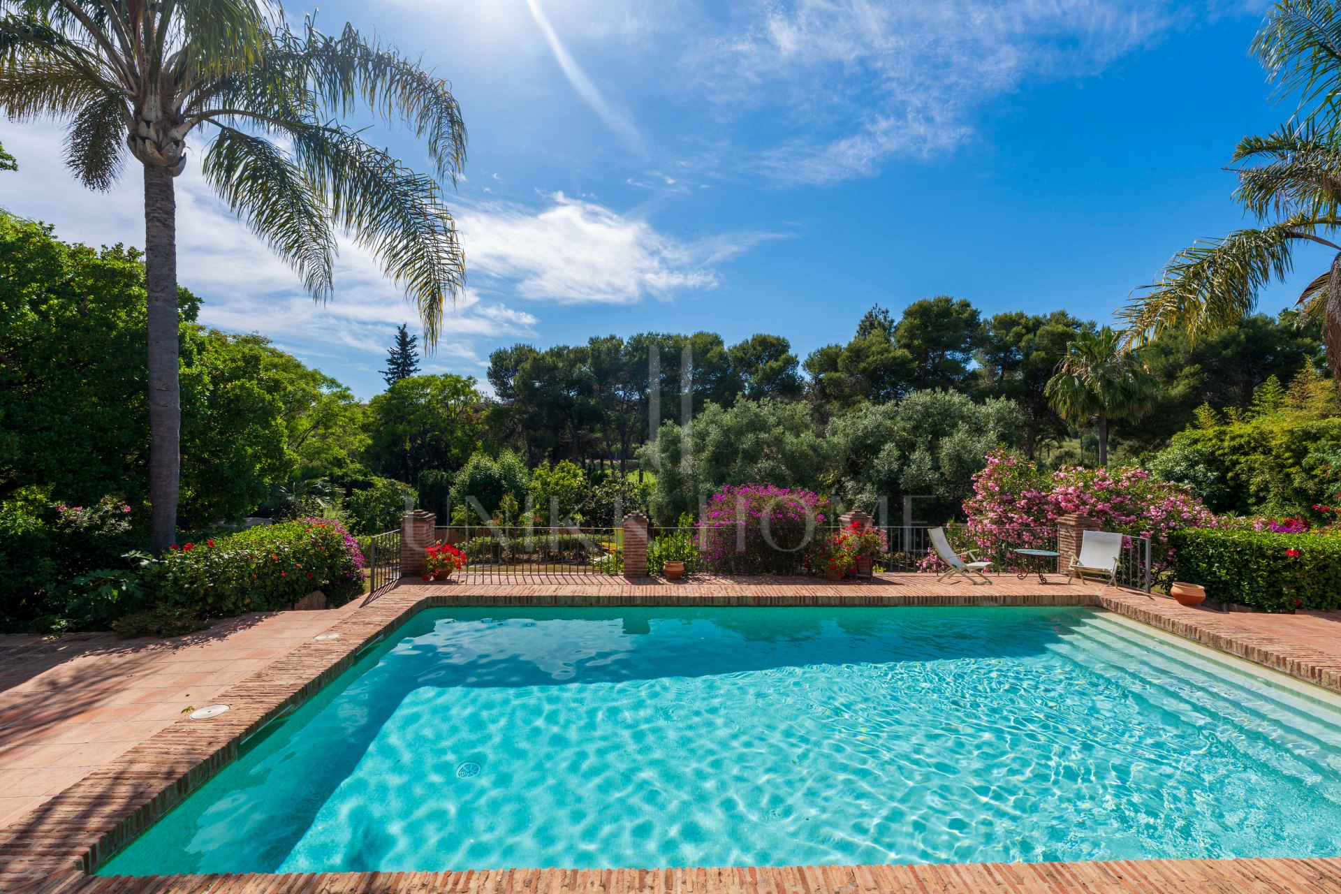Elegante casa andaluza con vistas al golf en El Paraíso