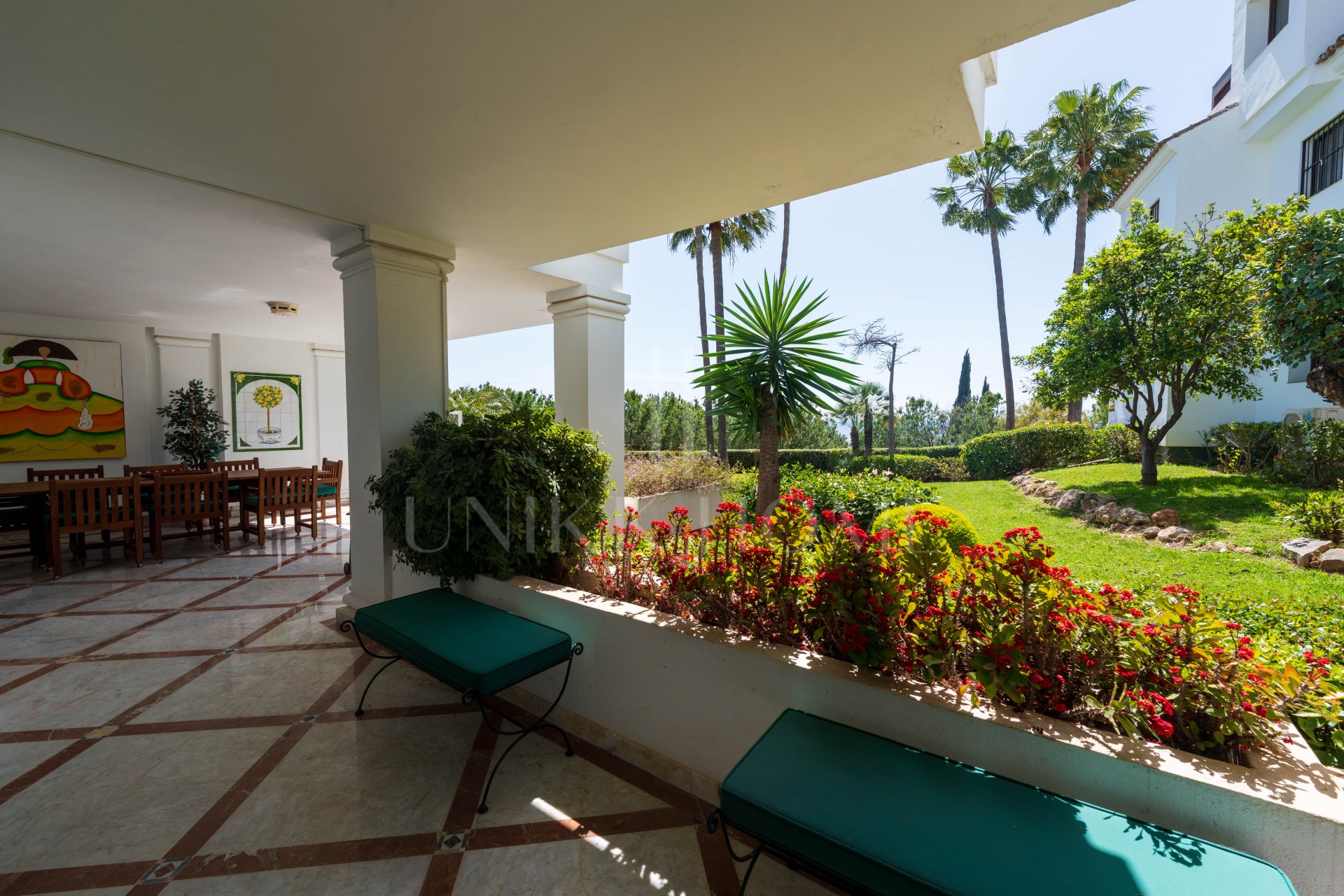 Excelente apartamento con vistas parciales al mar y orientación sur en la prestigiosa urbanización Monte Paraíso Country Club.