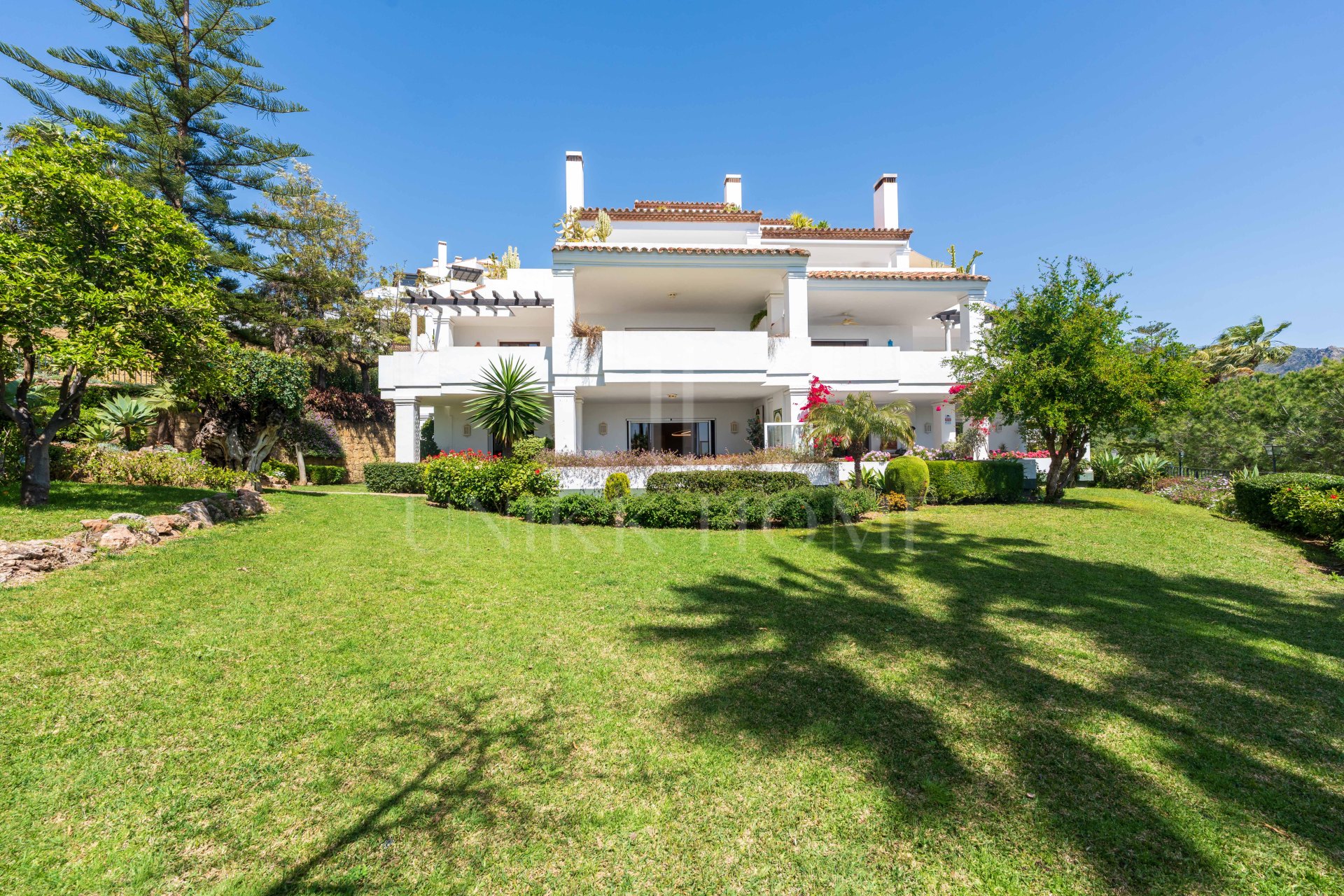 Excelente apartamento con vistas parciales al mar y orientación sur en la prestigiosa urbanización Monte Paraíso Country Club.