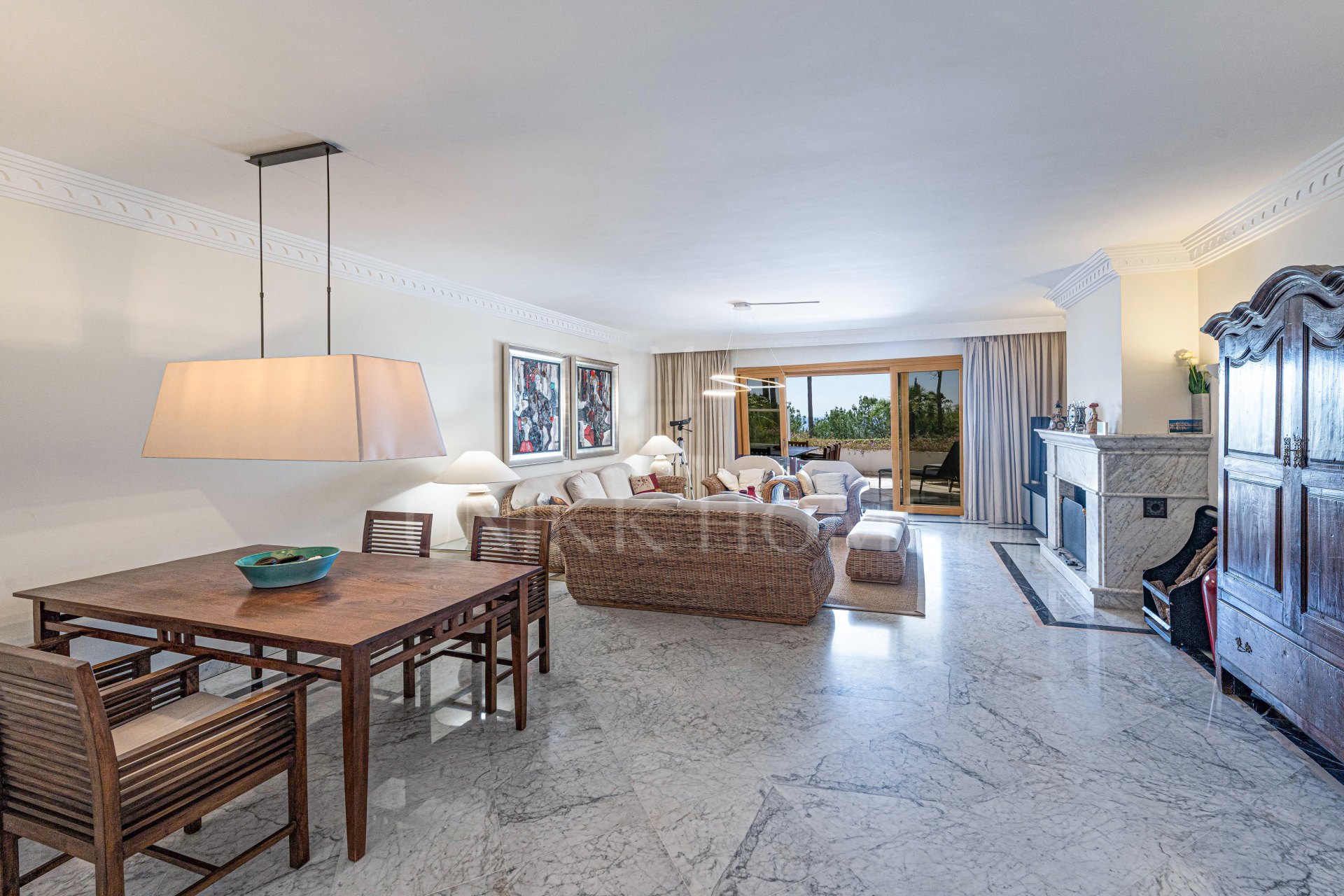 Excelente apartamento con vistas parciales al mar y orientación sur en la prestigiosa urbanización Monte Paraíso Country Club.