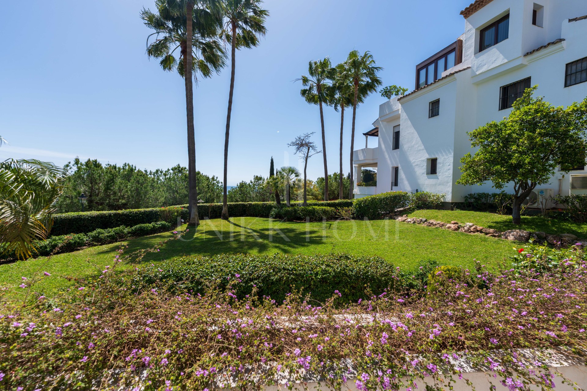 Excelente apartamento con vistas parciales al mar y orientación sur en la prestigiosa urbanización Monte Paraíso Country Club.