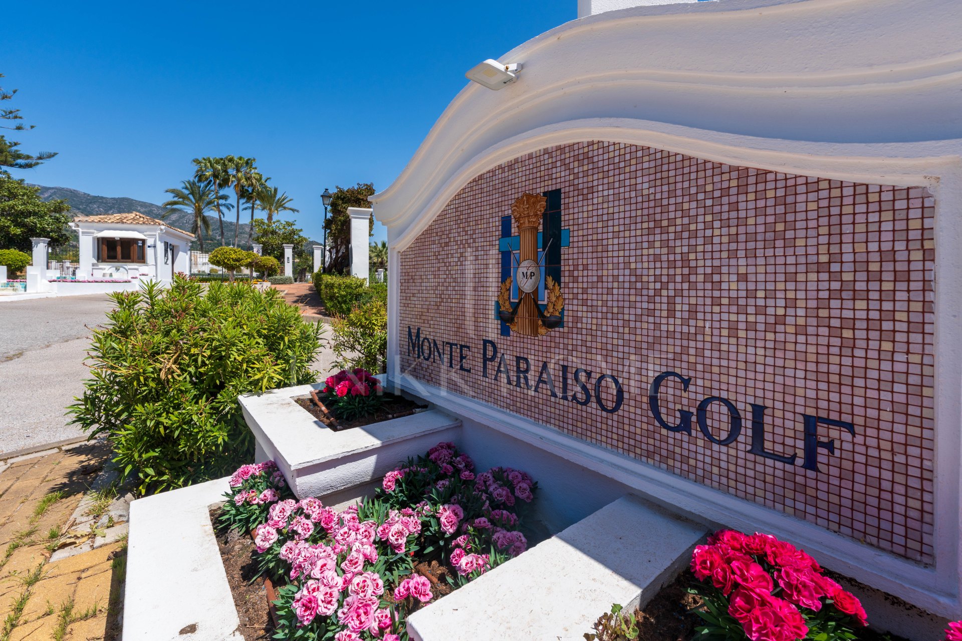 Excelente apartamento con vistas parciales al mar y orientación sur en la prestigiosa urbanización Monte Paraíso Country Club.