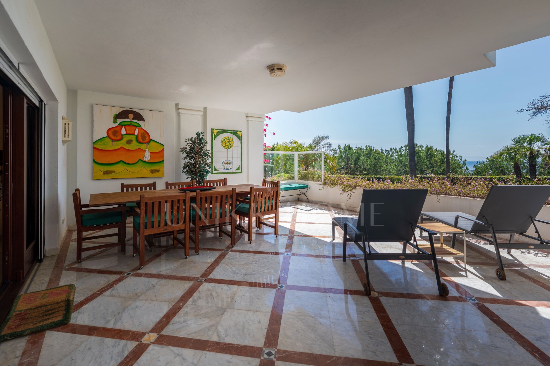 Excelente apartamento con vistas parciales al mar y orientación sur en la prestigiosa urbanización Monte Paraíso Country Club.