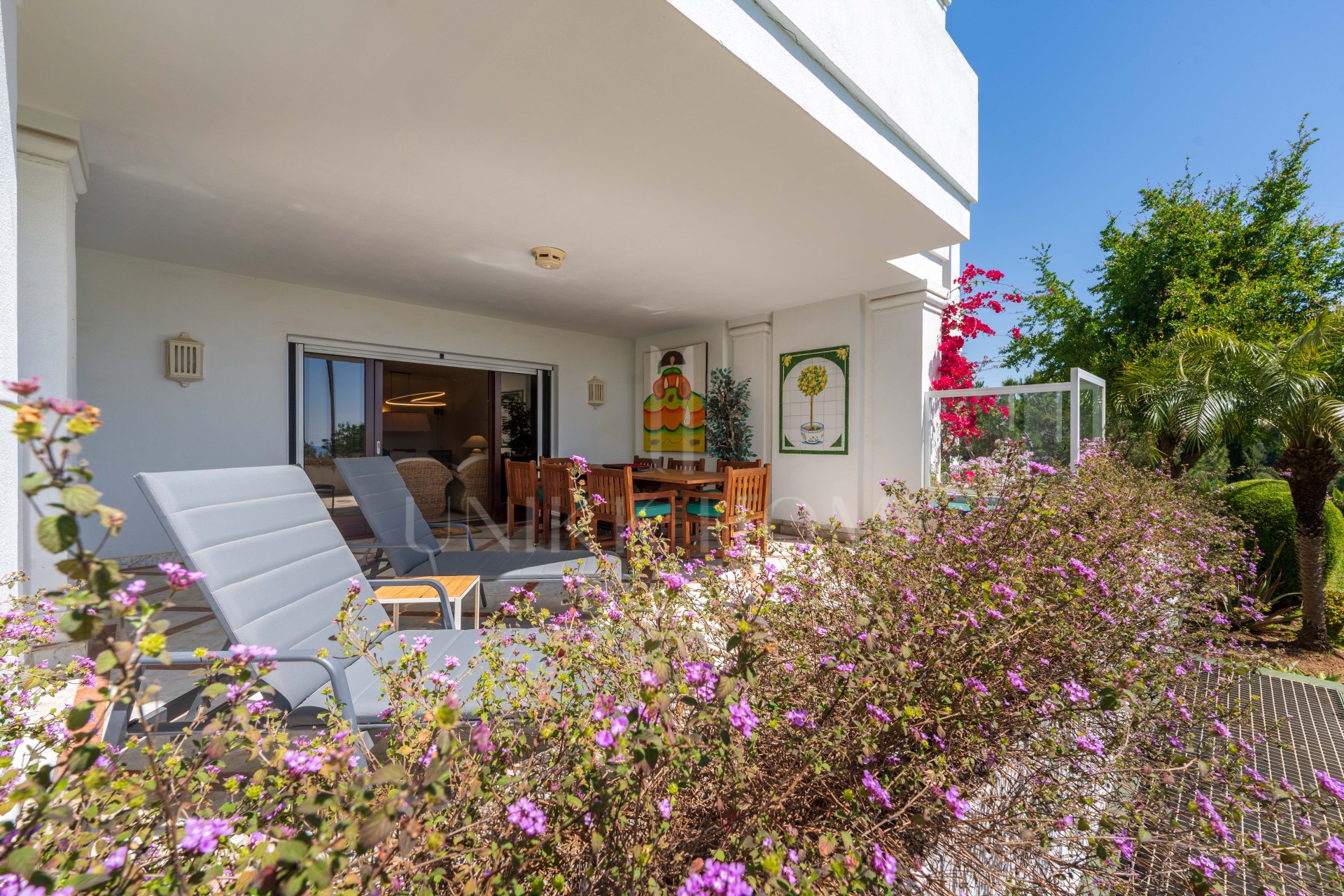 Excelente apartamento con vistas parciales al mar y orientación sur en la prestigiosa urbanización Monte Paraíso Country Club.