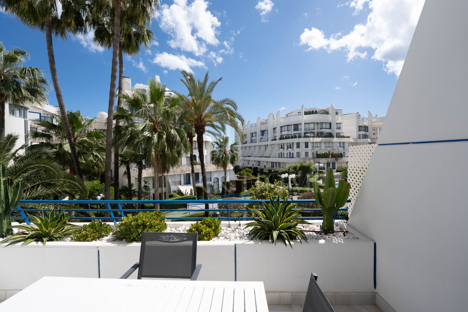 Marbella centro, apartamento dúplex completamente reformado en urbanización cerrada con 24 h seguridad