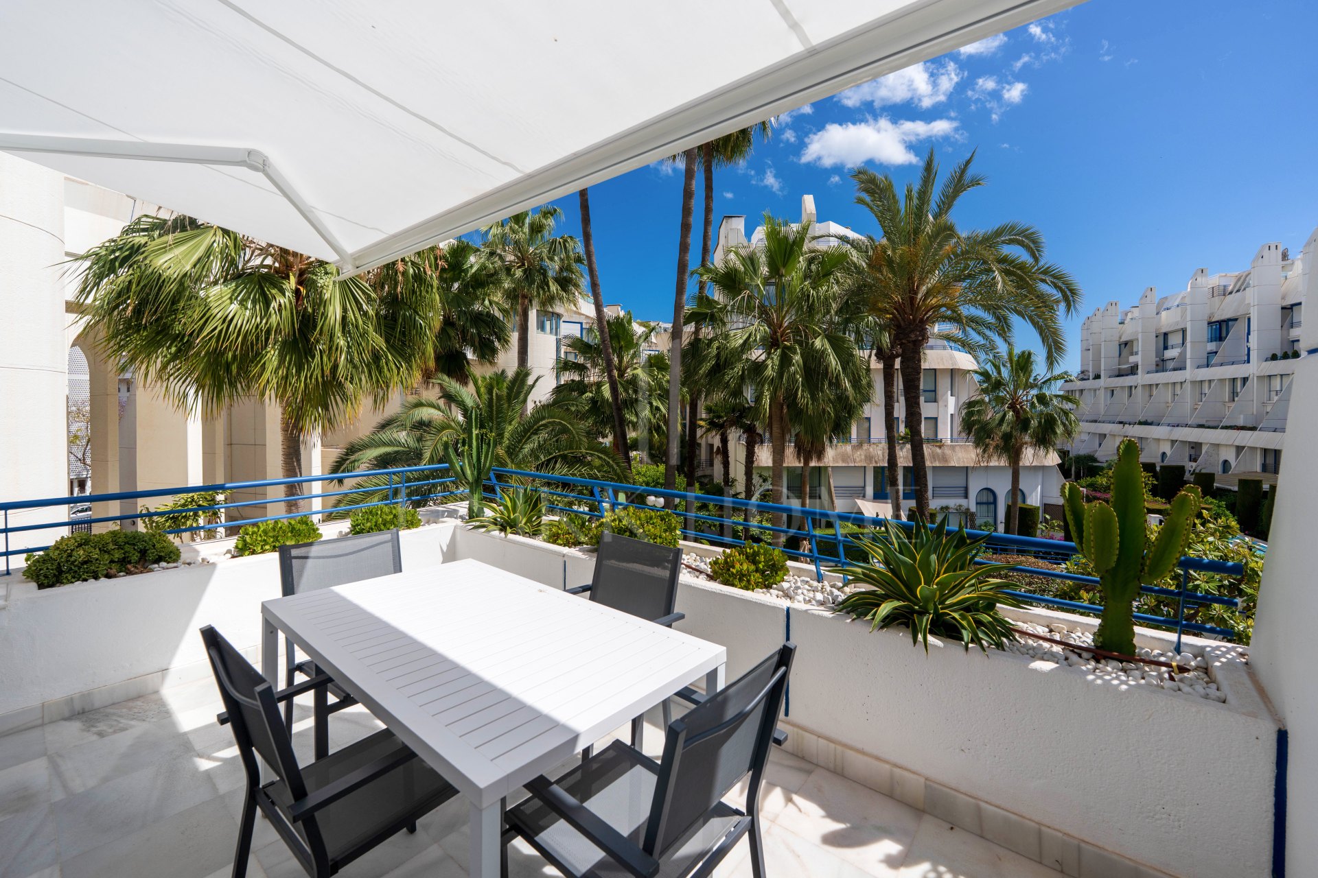 Marbella centro, apartamento dúplex completamente reformado en urbanización cerrada con 24 h seguridad