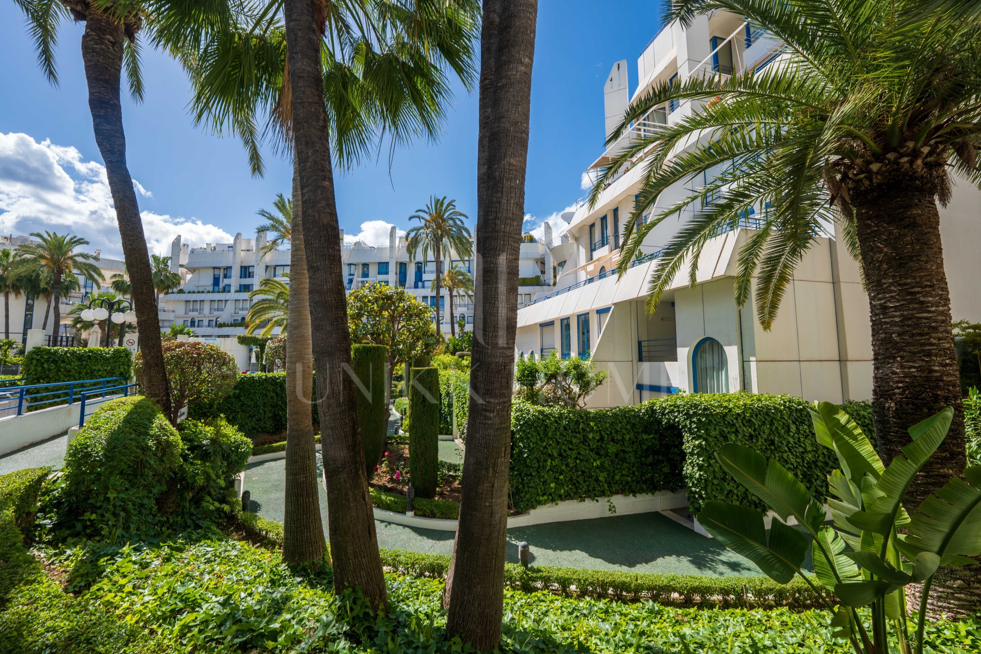 Marbella centro, apartamento dúplex completamente reformado en urbanización cerrada con 24 h seguridad