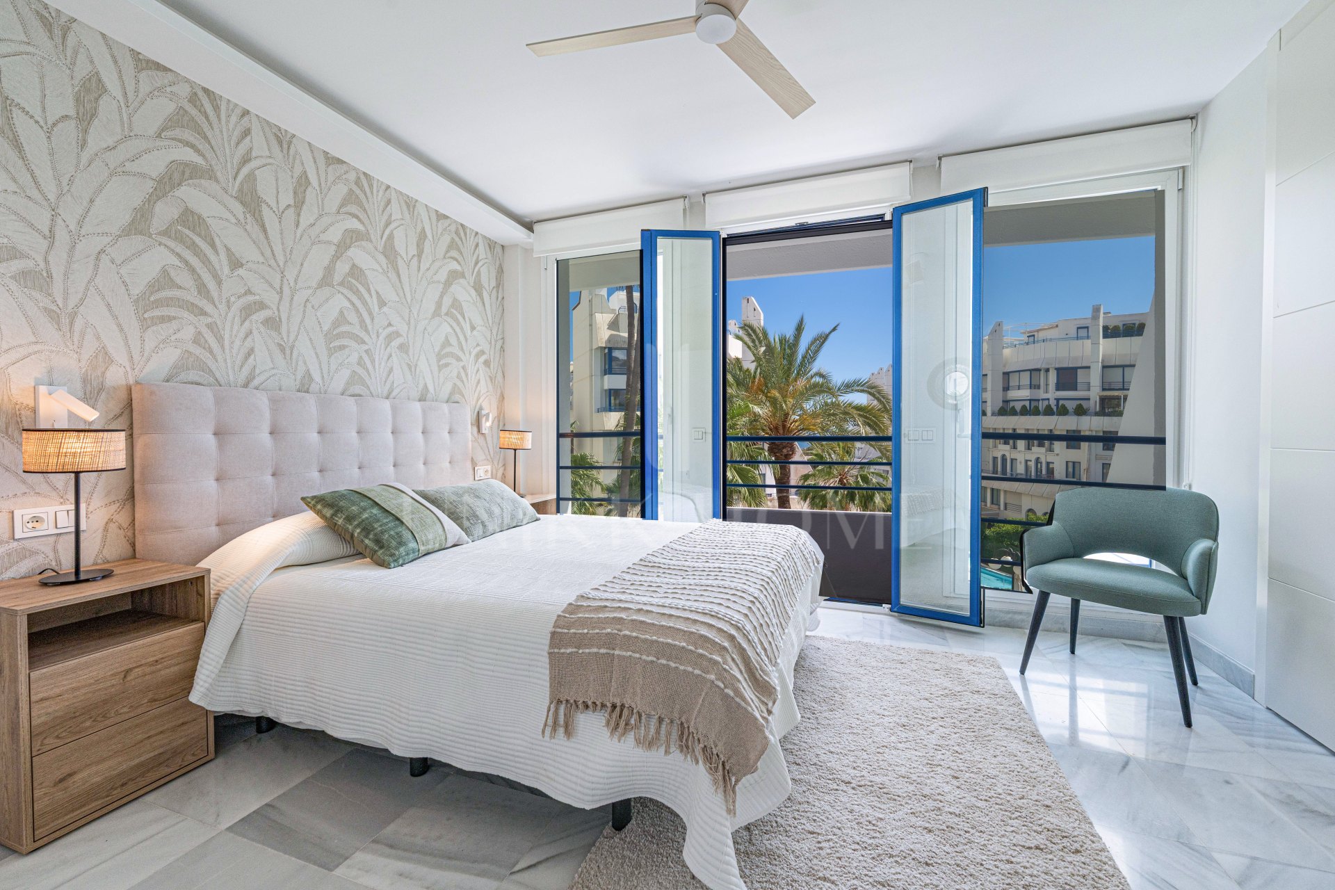 Marbella centro, apartamento dúplex completamente reformado en urbanización cerrada con 24 h seguridad