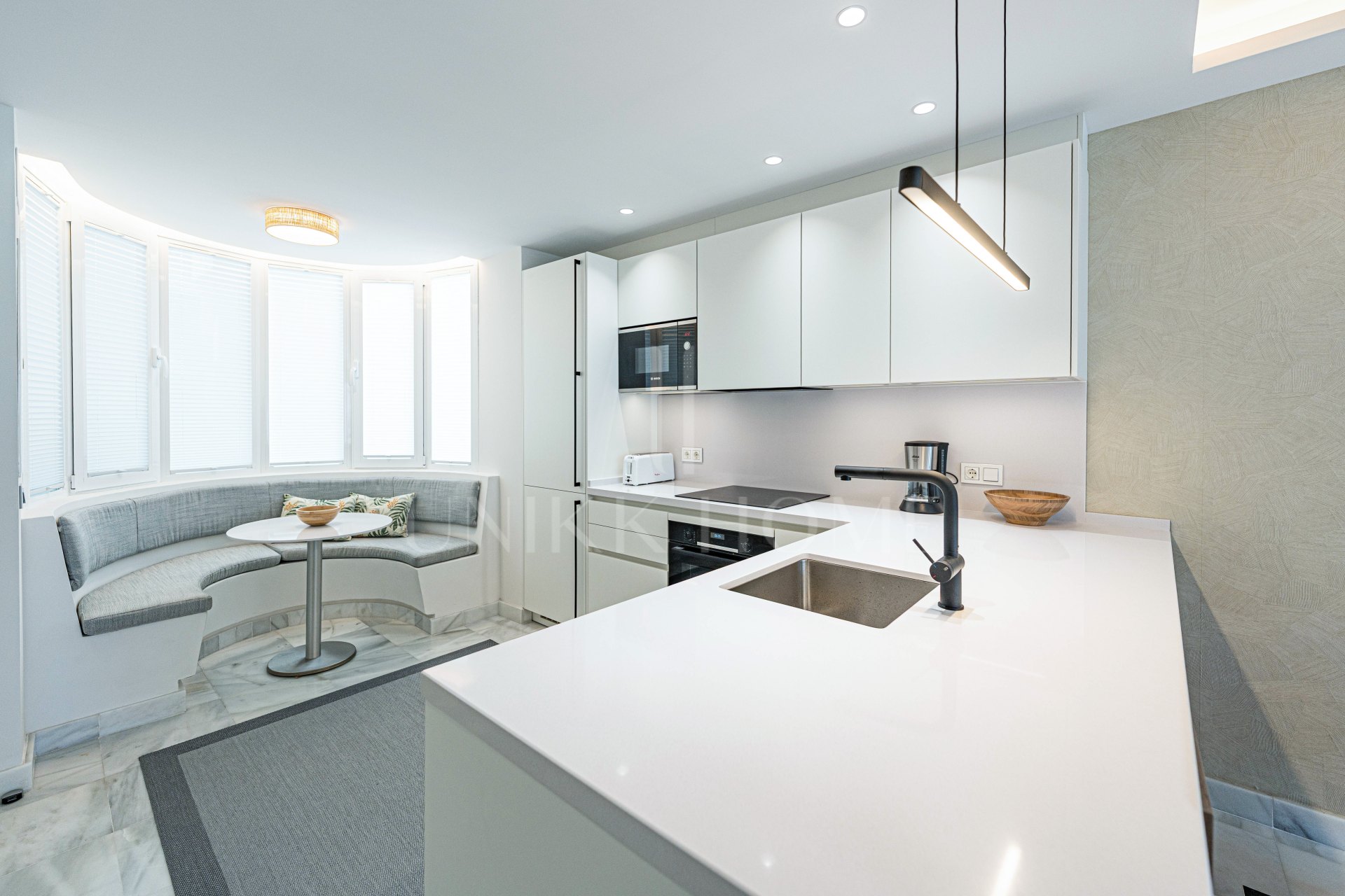 Marbella centro, apartamento dúplex completamente reformado en urbanización cerrada con 24 h seguridad