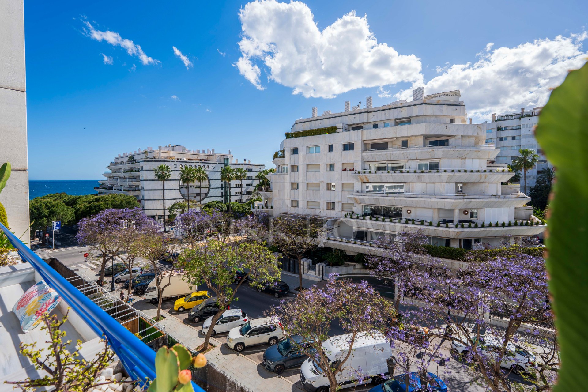 Magnífico ático totalmente reformado en Marbella centro, segunda línea de mar