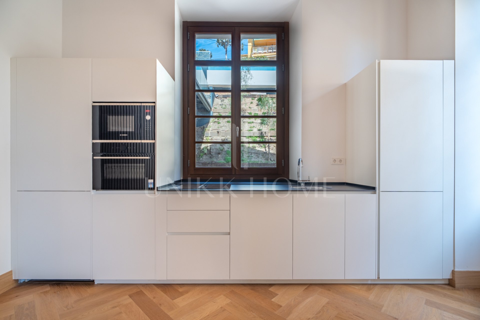 Presentamos un exclusivo apartamento tipo estudio con un baño completo, situado en una de las promociones más distinguidas de Málaga.