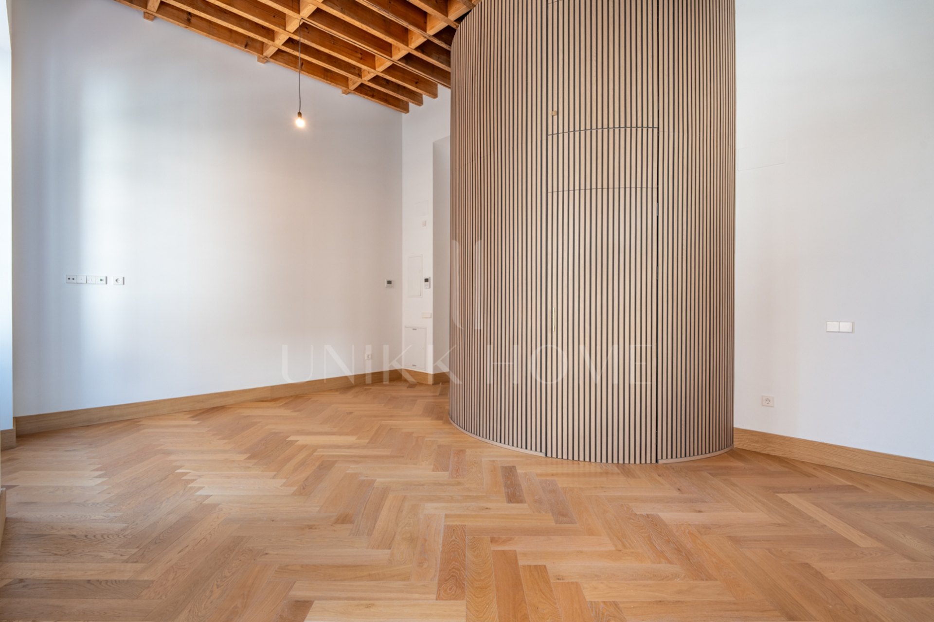 Presentamos un exclusivo apartamento tipo estudio con un baño completo, situado en una de las promociones más distinguidas de Málaga.