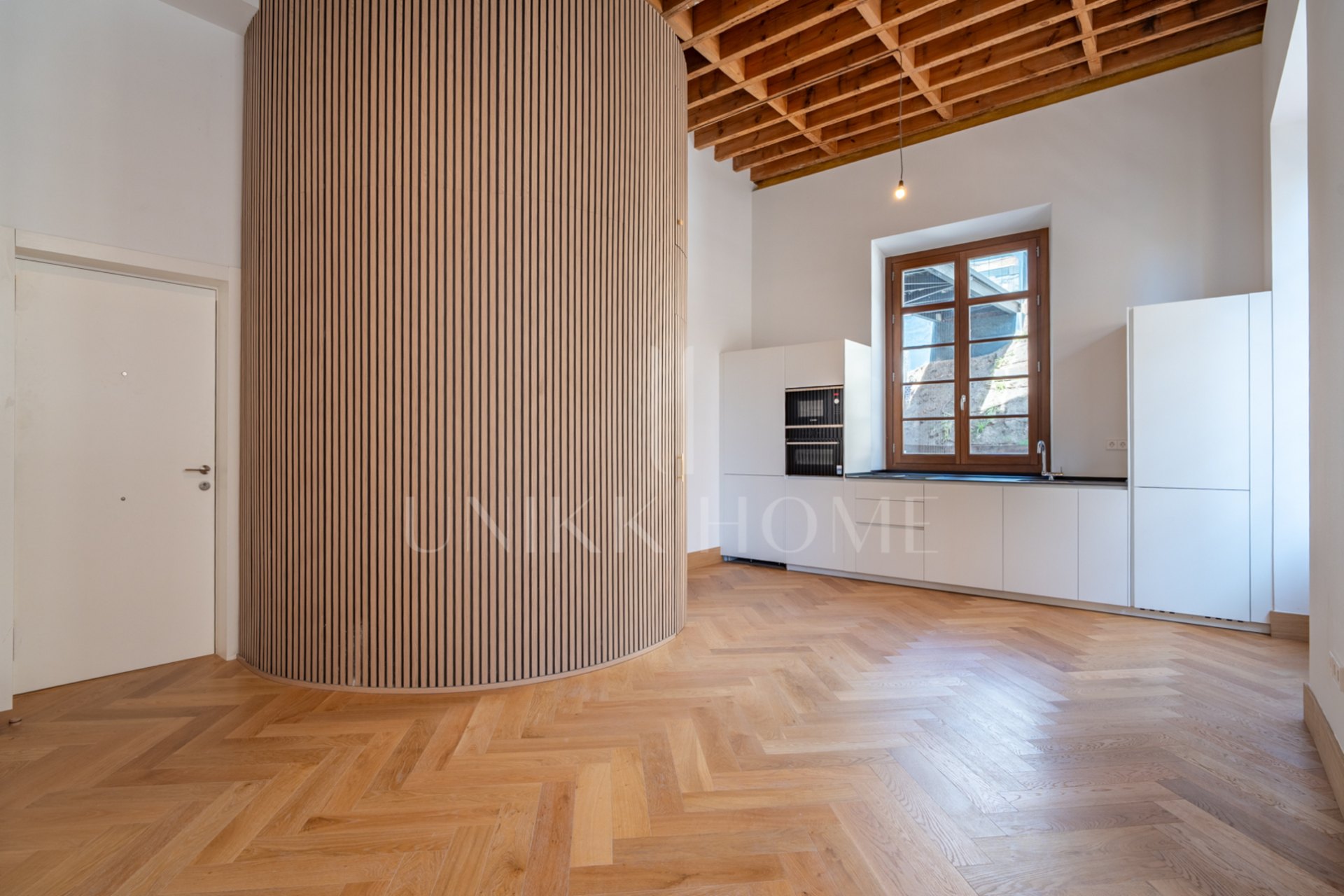 Presentamos un exclusivo apartamento tipo estudio con un baño completo, situado en una de las promociones más distinguidas de Málaga.