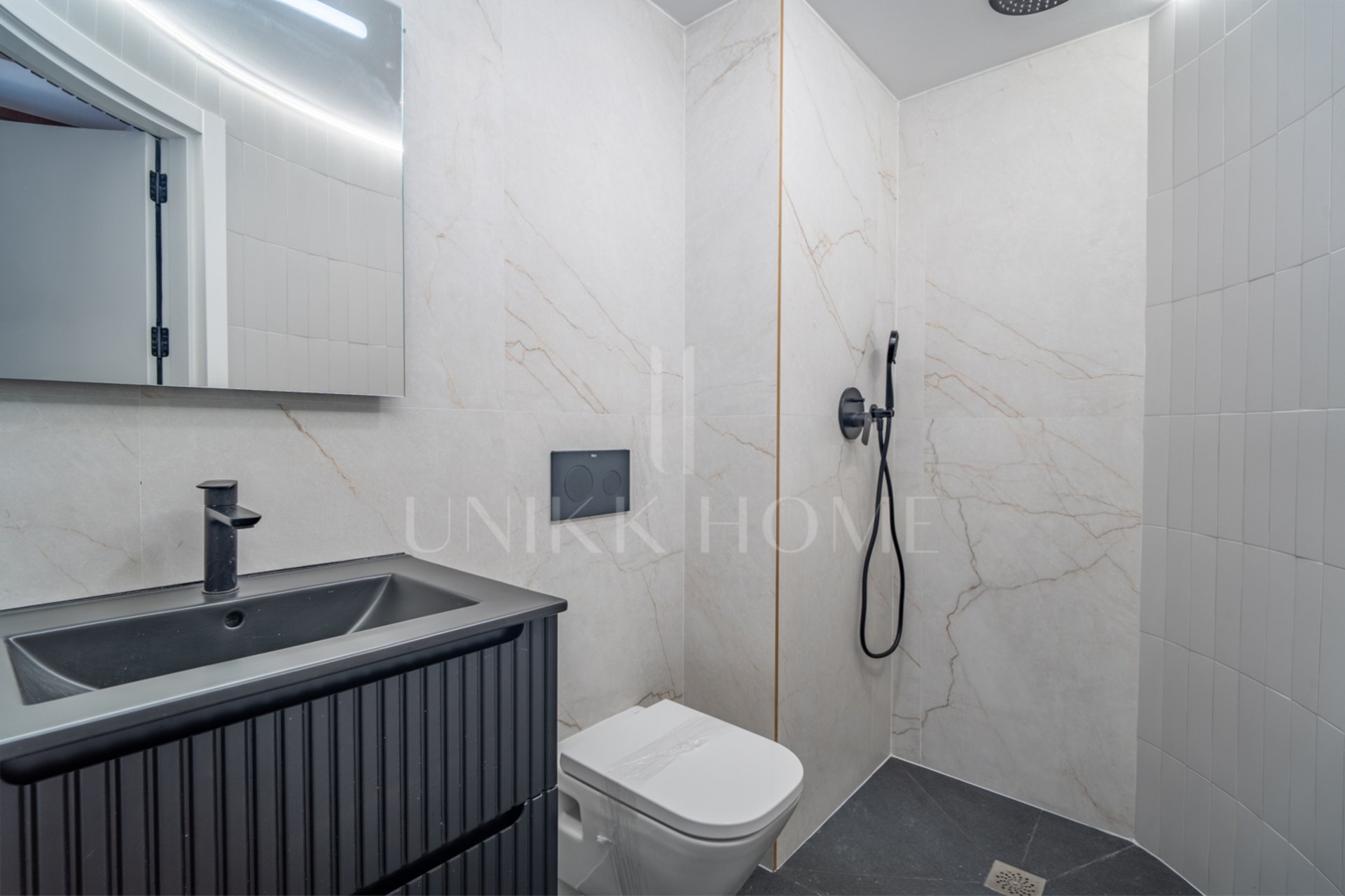 Presentamos un exclusivo estudio con baño completo, ubicado en una de las promociones más prestigiosas de Málaga.