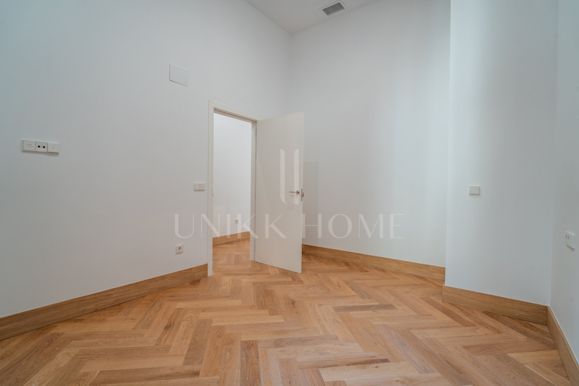 Presentamos un exclusivo estudio con baño completo, ubicado en una de las promociones más prestigiosas de Málaga.