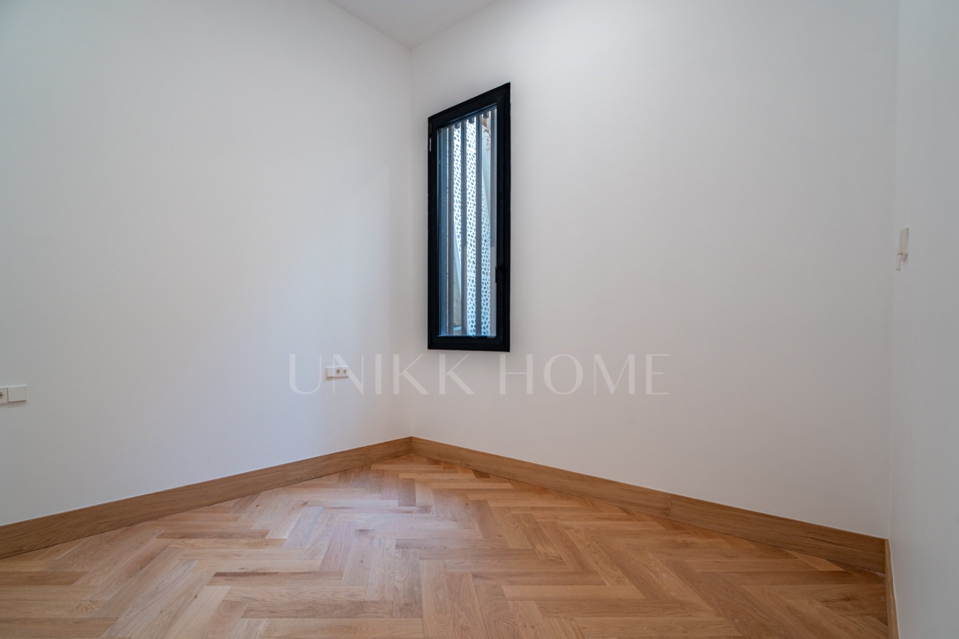 Presentamos un exclusivo estudio con baño completo, ubicado en una de las promociones más prestigiosas de Málaga.