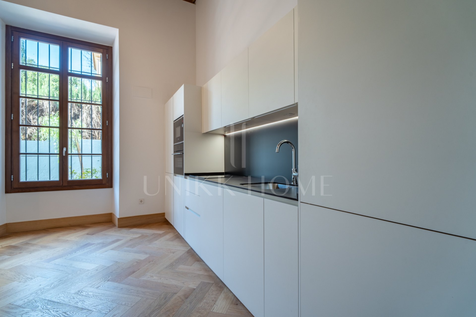Presentamos un exclusivo apartamento tipo estudio con un baño completo, situado en una de las promociones más distinguidas de Málaga.
