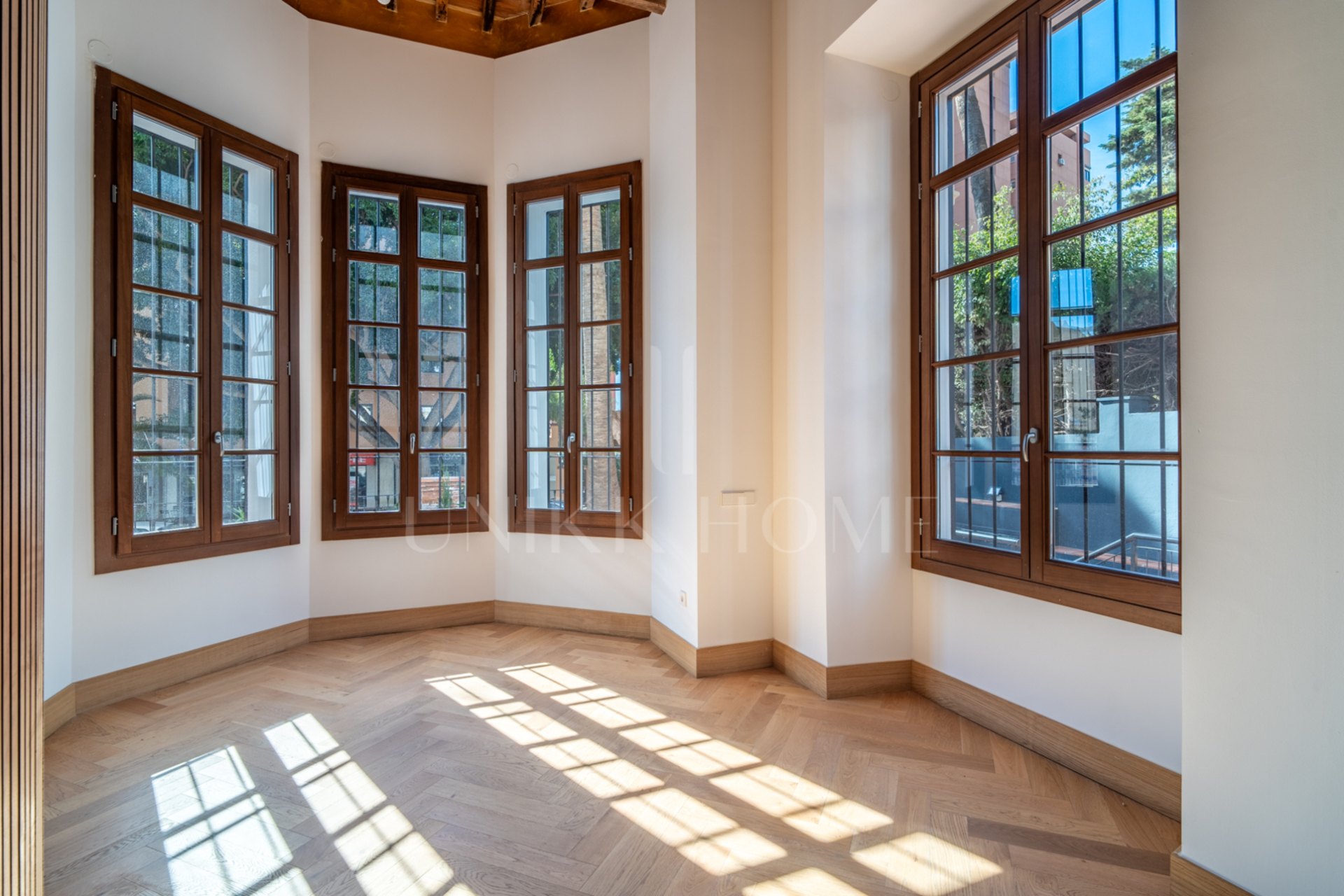 Presentamos un exclusivo apartamento de un dormitorio, un baño y un aseo, situado en una de las promociones más distinguidas de Málaga.