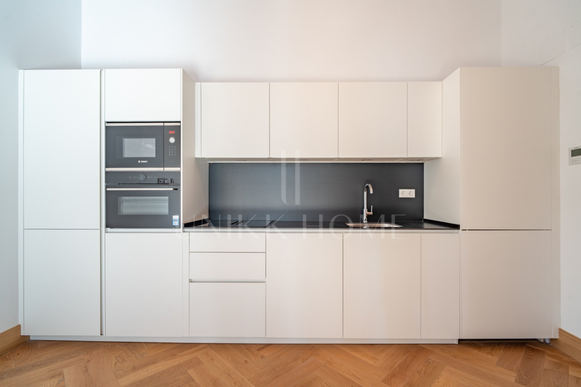 Presentamos un exclusivo apartamento de un dormitorio, un baño y un aseo, situado en una de las promociones más distinguidas de Málaga.