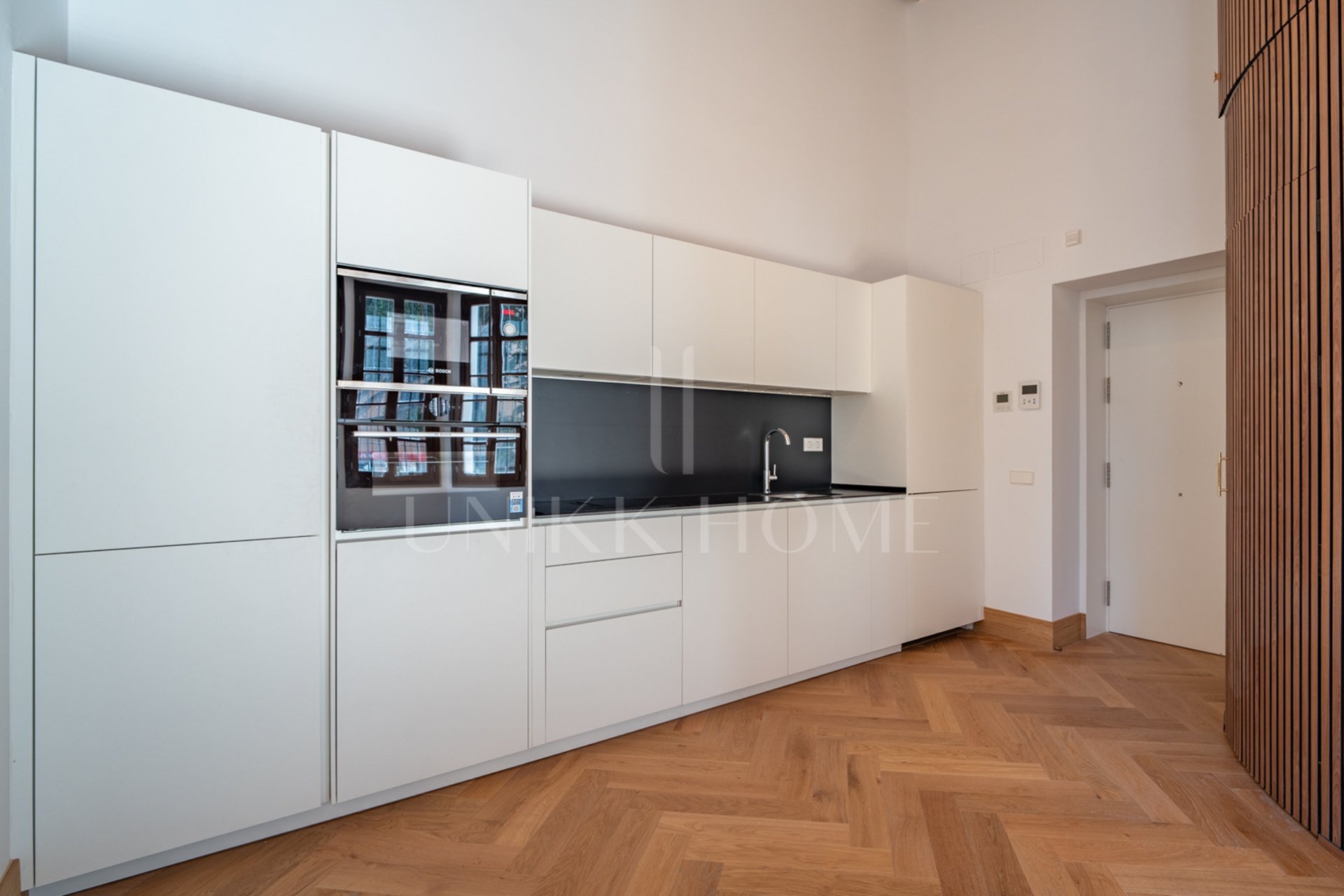Presentamos un exclusivo apartamento de un dormitorio, un baño y un aseo, situado en una de las promociones más distinguidas de Málaga.
