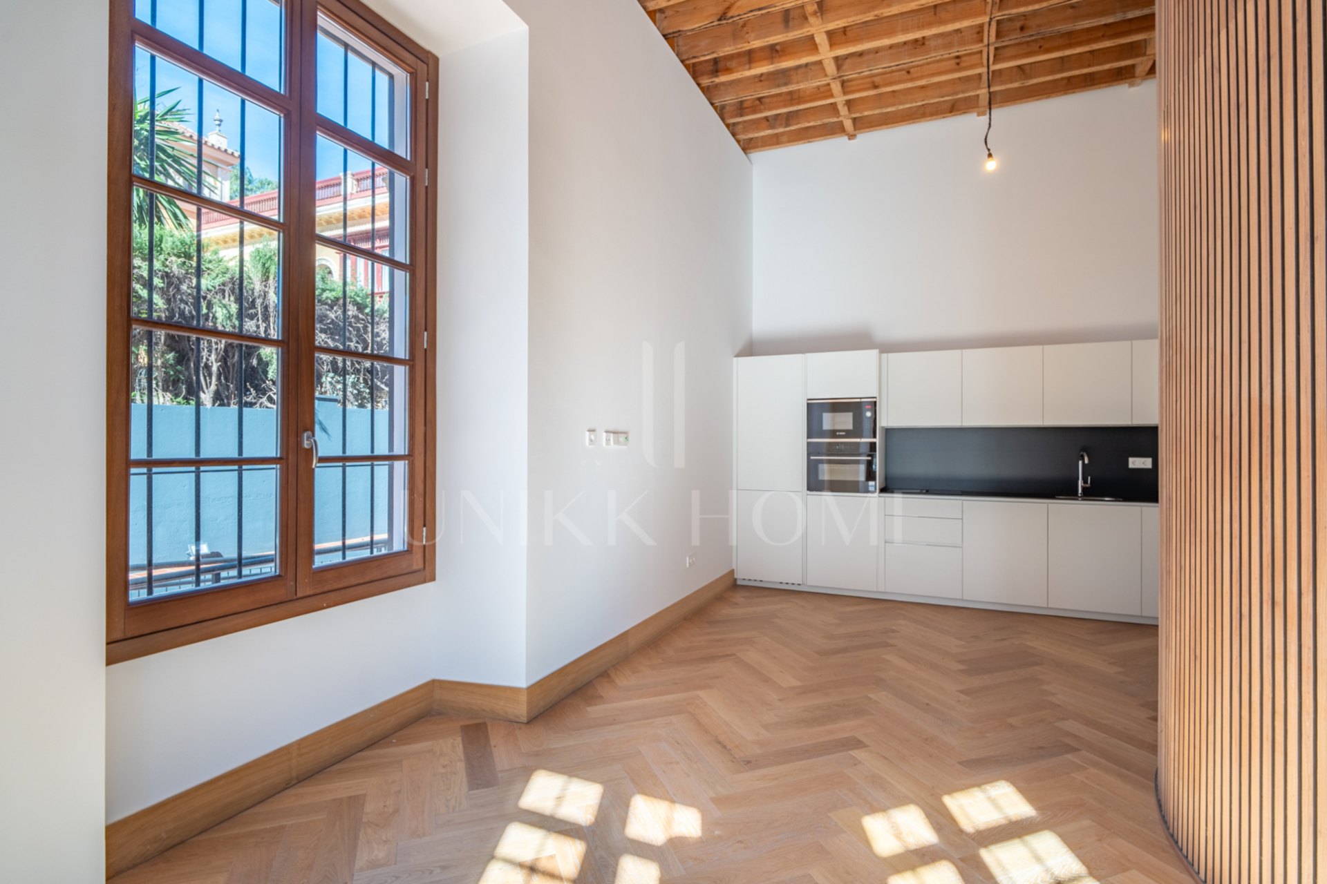 Presentamos un exclusivo apartamento de un dormitorio, un baño y un aseo, situado en una de las promociones más distinguidas de Málaga.