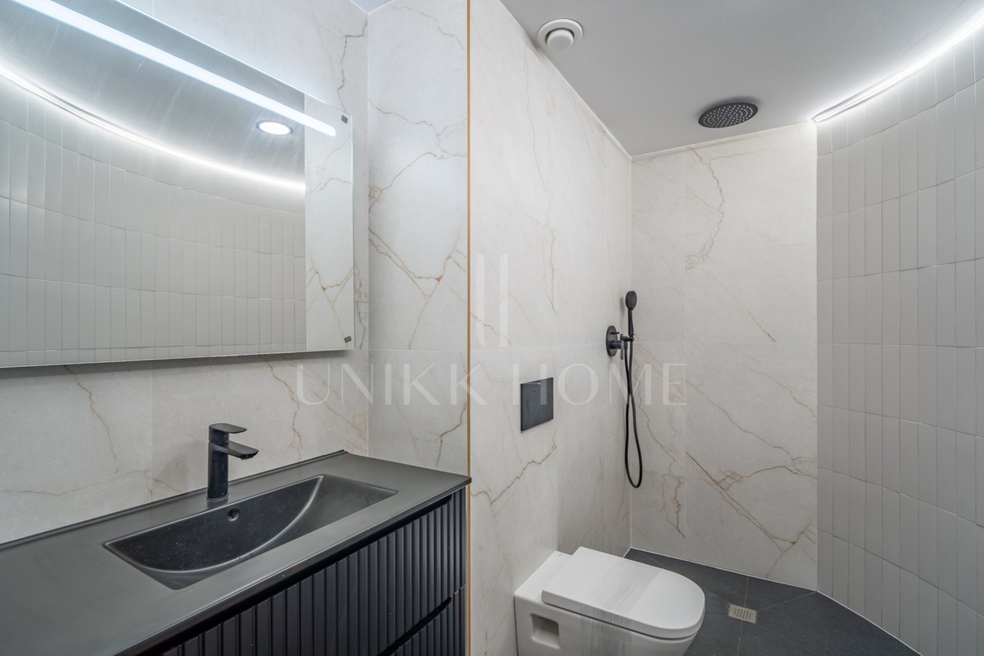 Presentamos un exclusivo apartamento de un dormitorio, un baño y un aseo, situado en una de las promociones más distinguidas de Málaga.