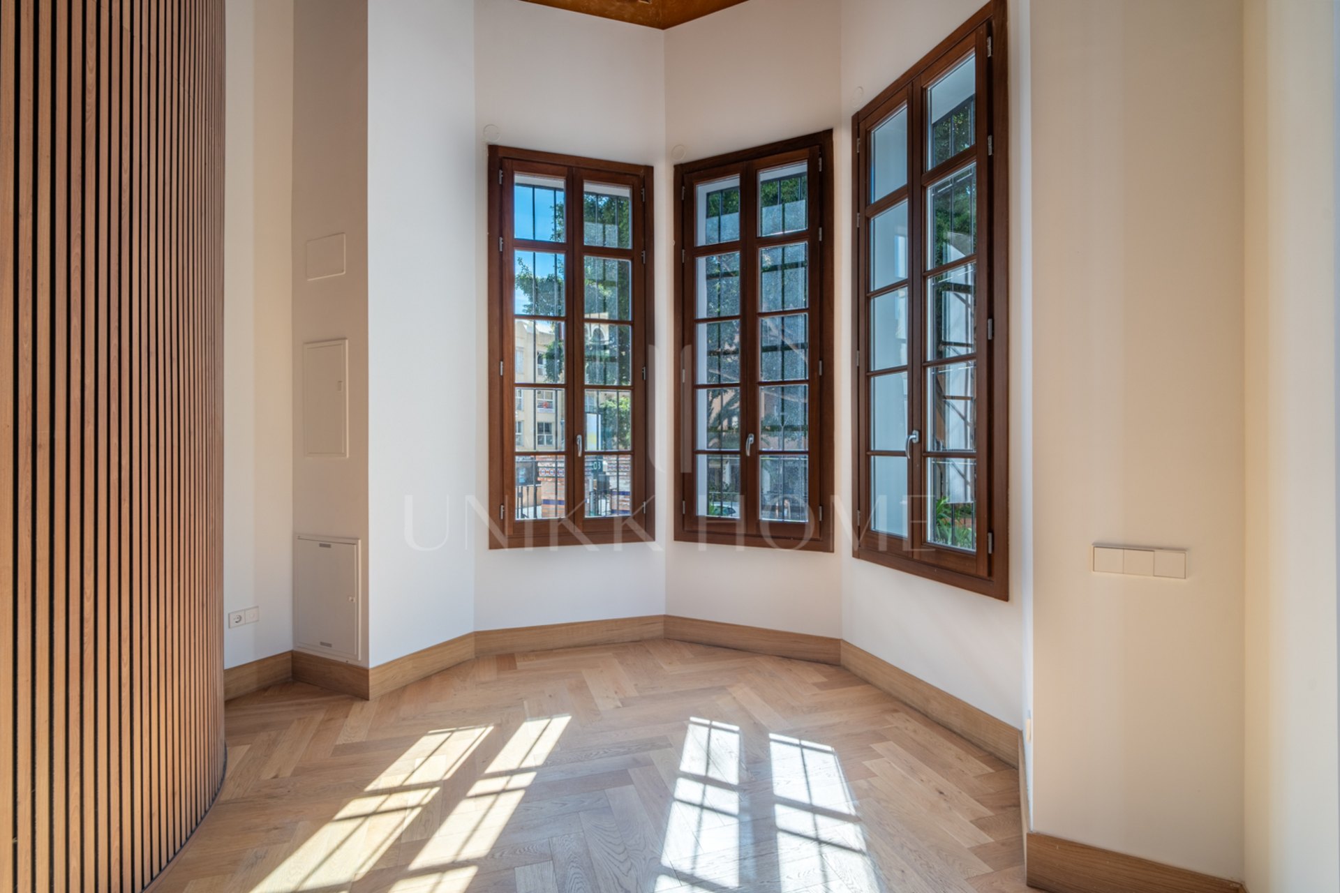 Presentamos un exclusivo apartamento de un dormitorio, un baño y un aseo, situado en una de las promociones más distinguidas de Málaga.